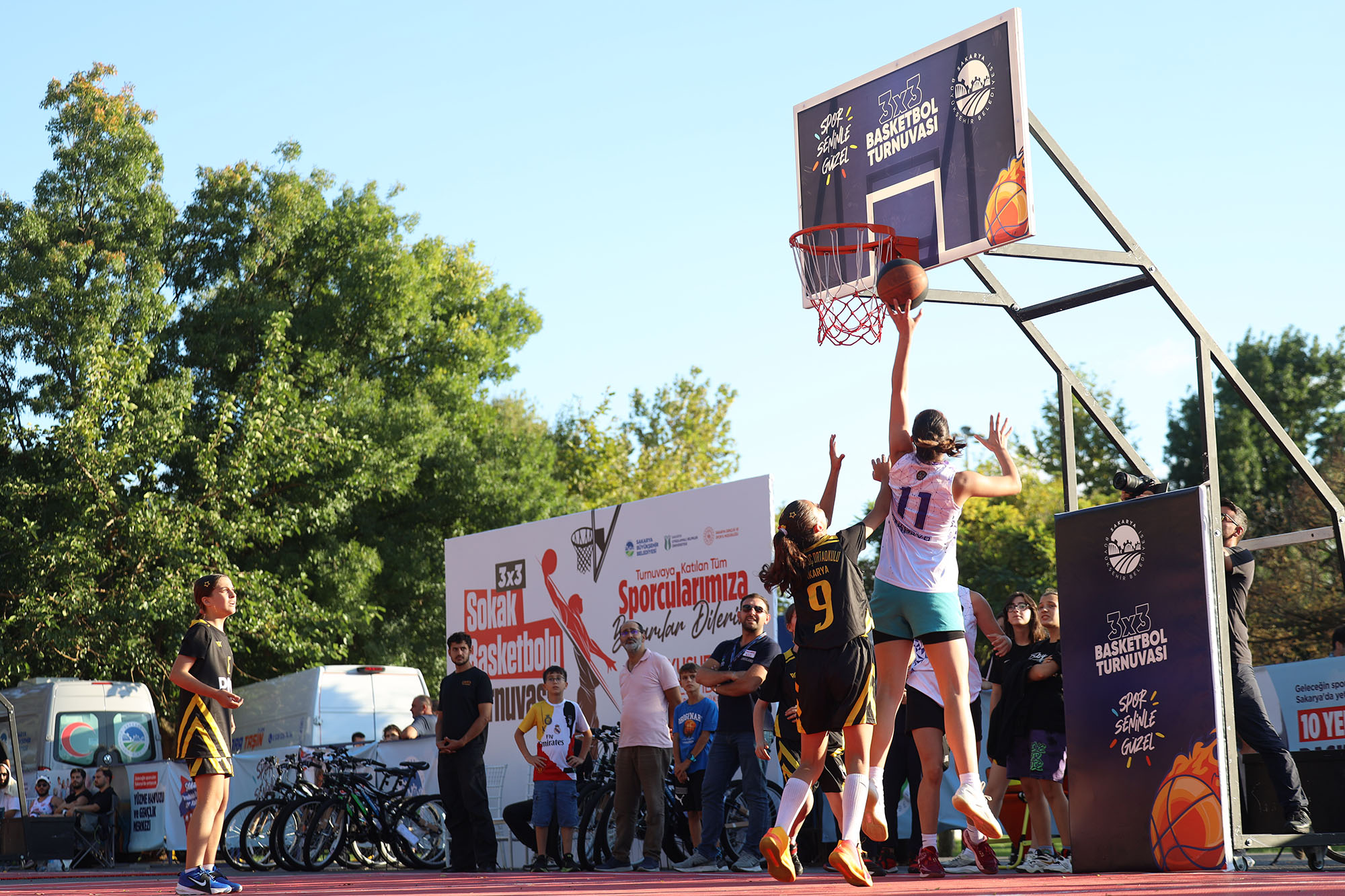 Sokakta basketbol şöleni: Tribünler doldu, heyecan zirve yaptı
