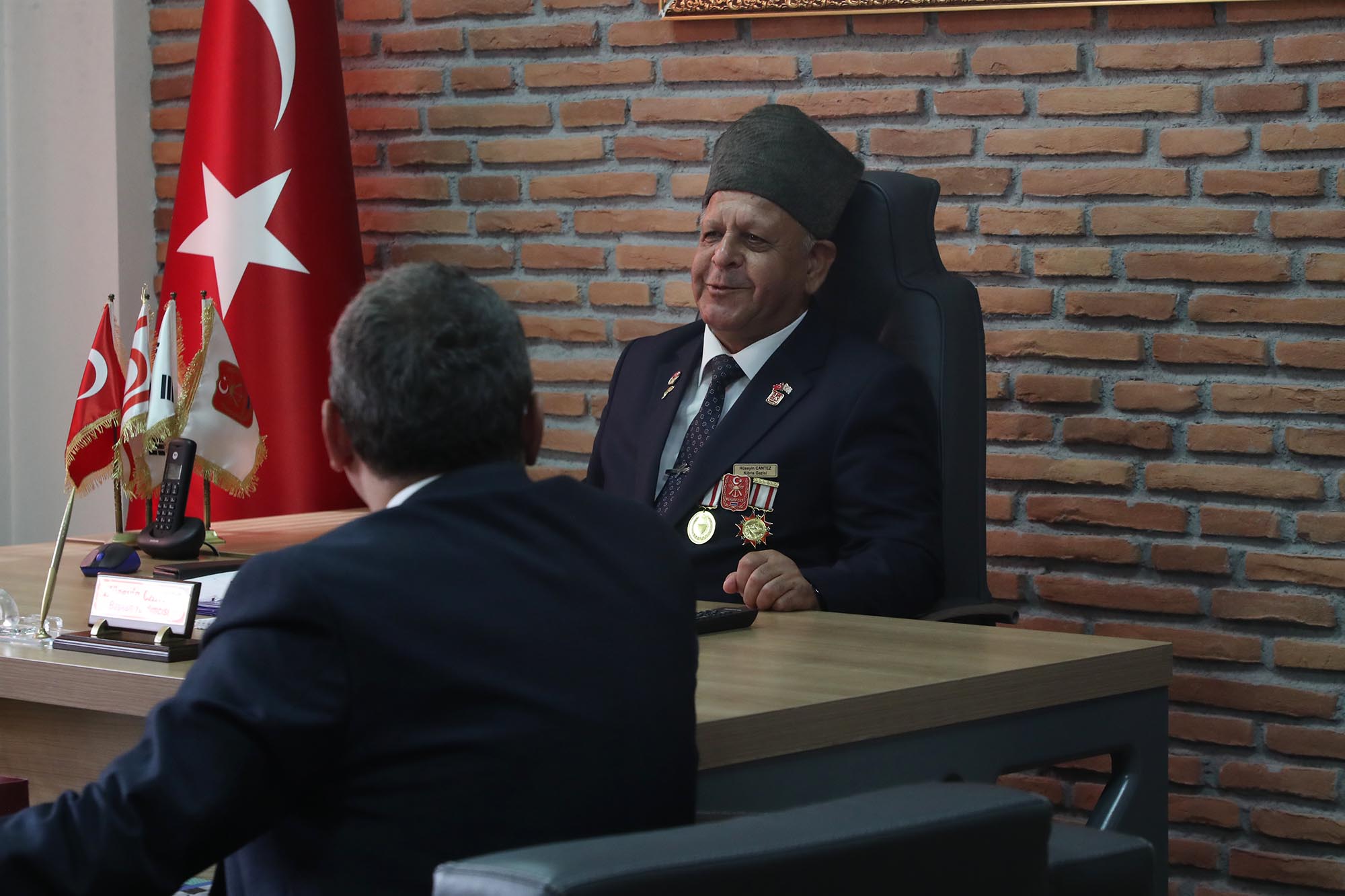 Büyükşehir kahraman gazileri unutmadı: Şanlı Türk Bayrağı hediyesiyle vefa örneği
