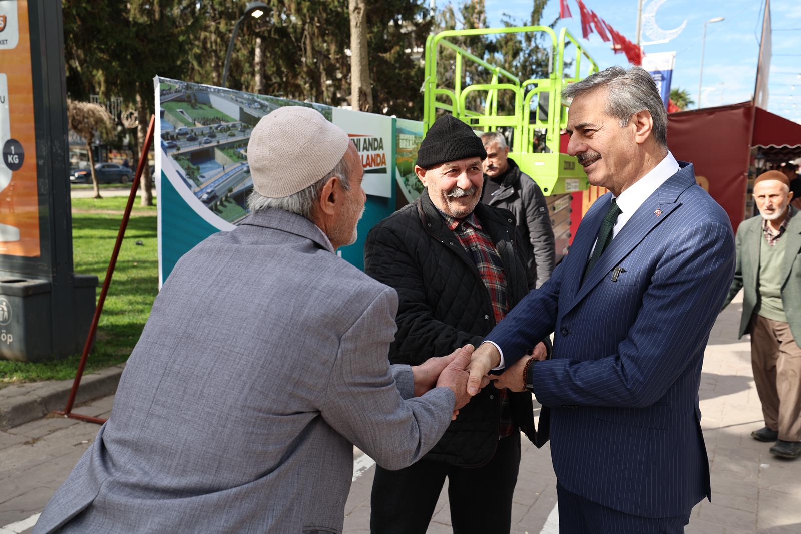 “Vatandaşlarla kucaklaştı, talepleri dinledi, Ramazan ayını tebrik etti”
