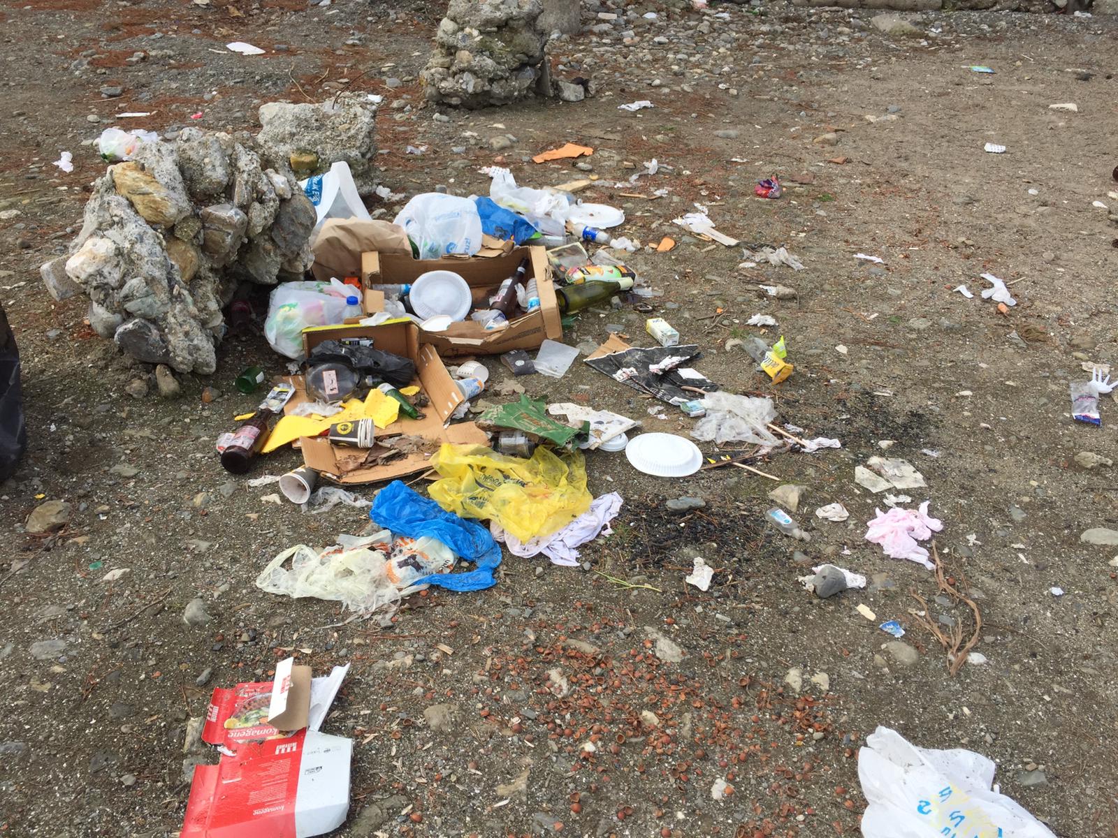 Göl çevresinden 10 poşet çöp toplandı