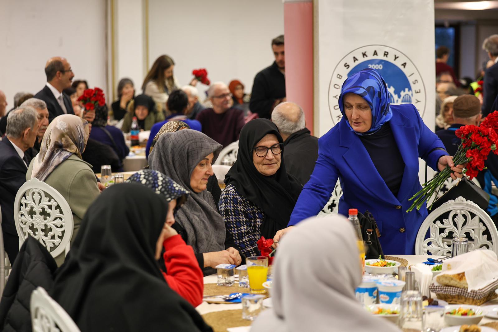 “Başımızın tacı büyüklerimizi asla yalnız bırakmayacağız”