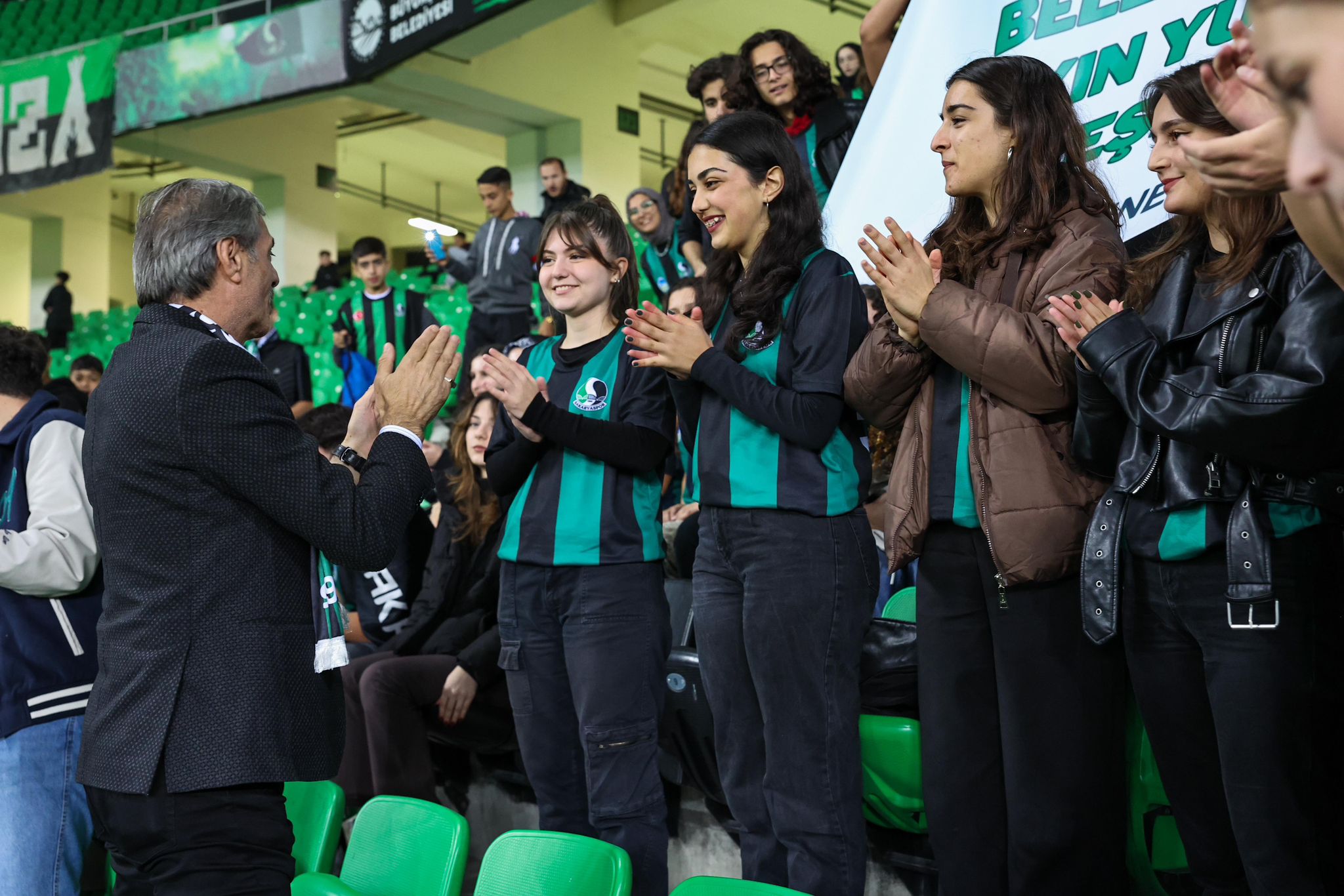 Yusuf Alemdar’dan gençlerle tribünden paylaşım: “Hep birlikte Sakaryaspor’un yanındayız”