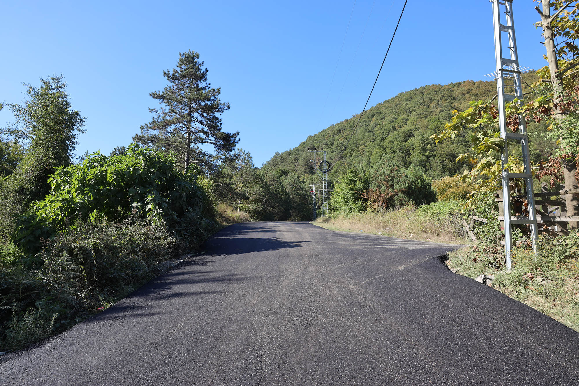 Sapanca’da yollar asfaltla yeni yüzüne kavuşuyor: İlmiye’den Fevziye’ye geçildi