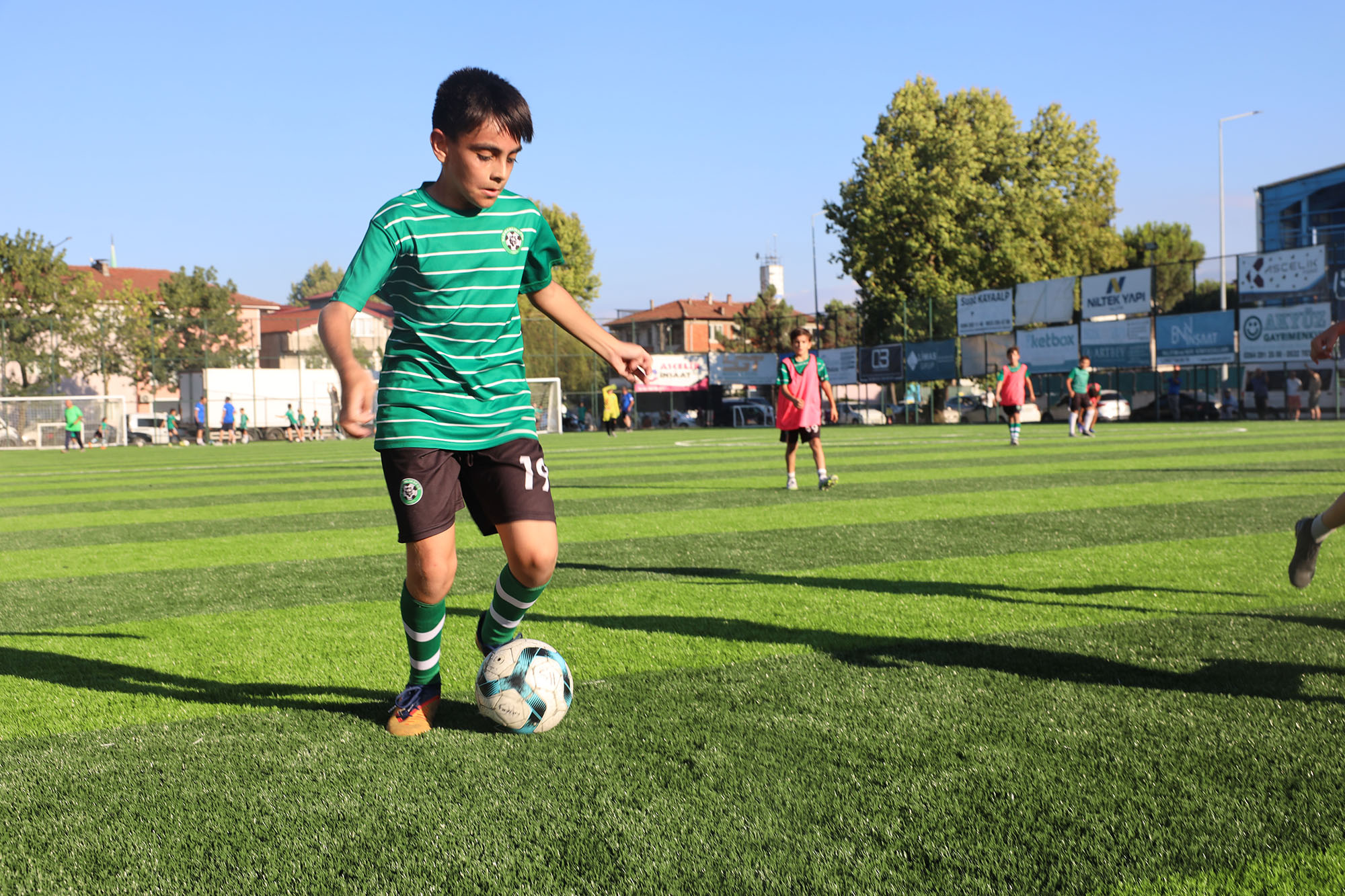 Büyükşehir'in yenilediği zeminde ilk düdük çaldı