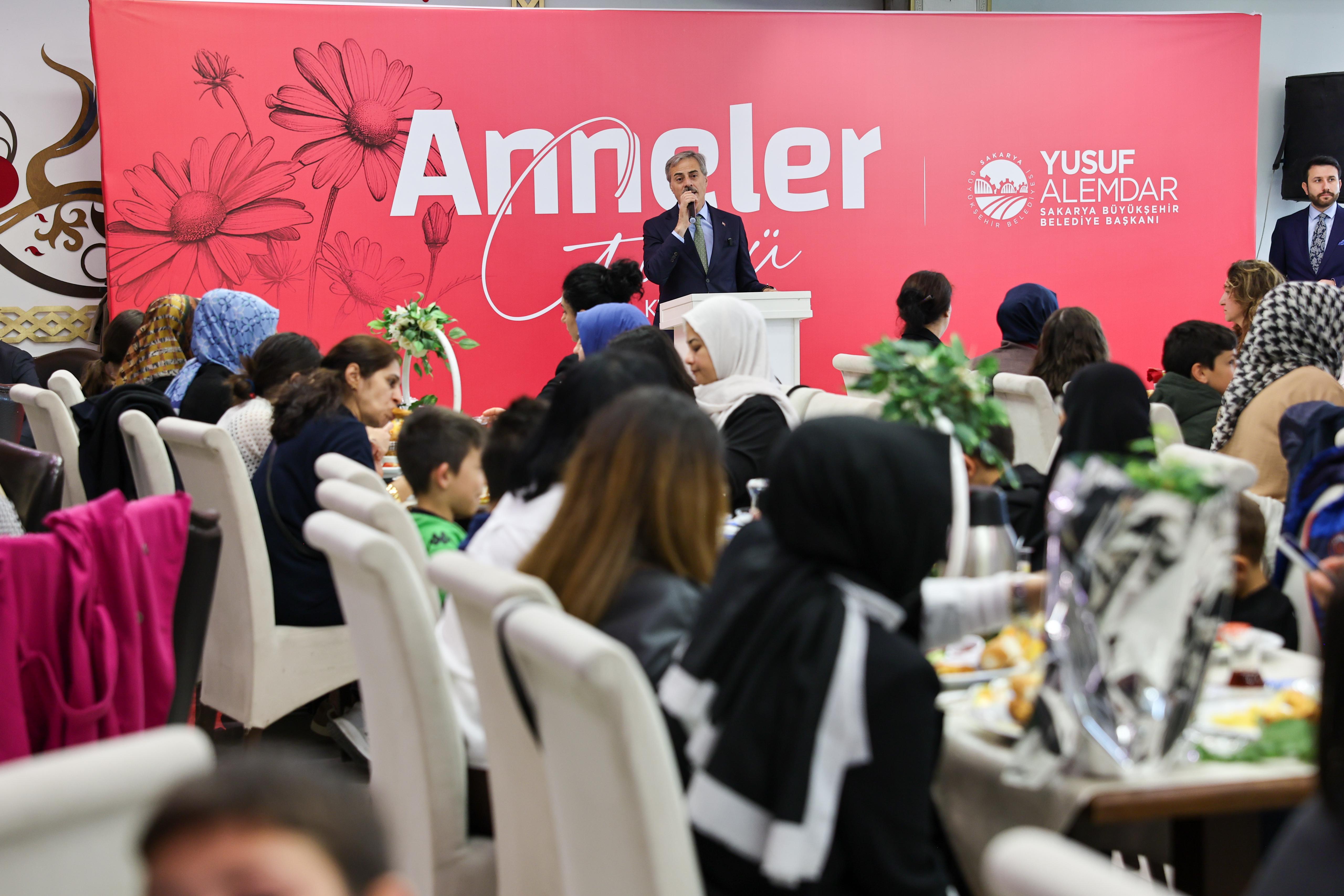 “Merhametin ve fedakârlığın adı annelerimize bir ömür adasak az gelir”