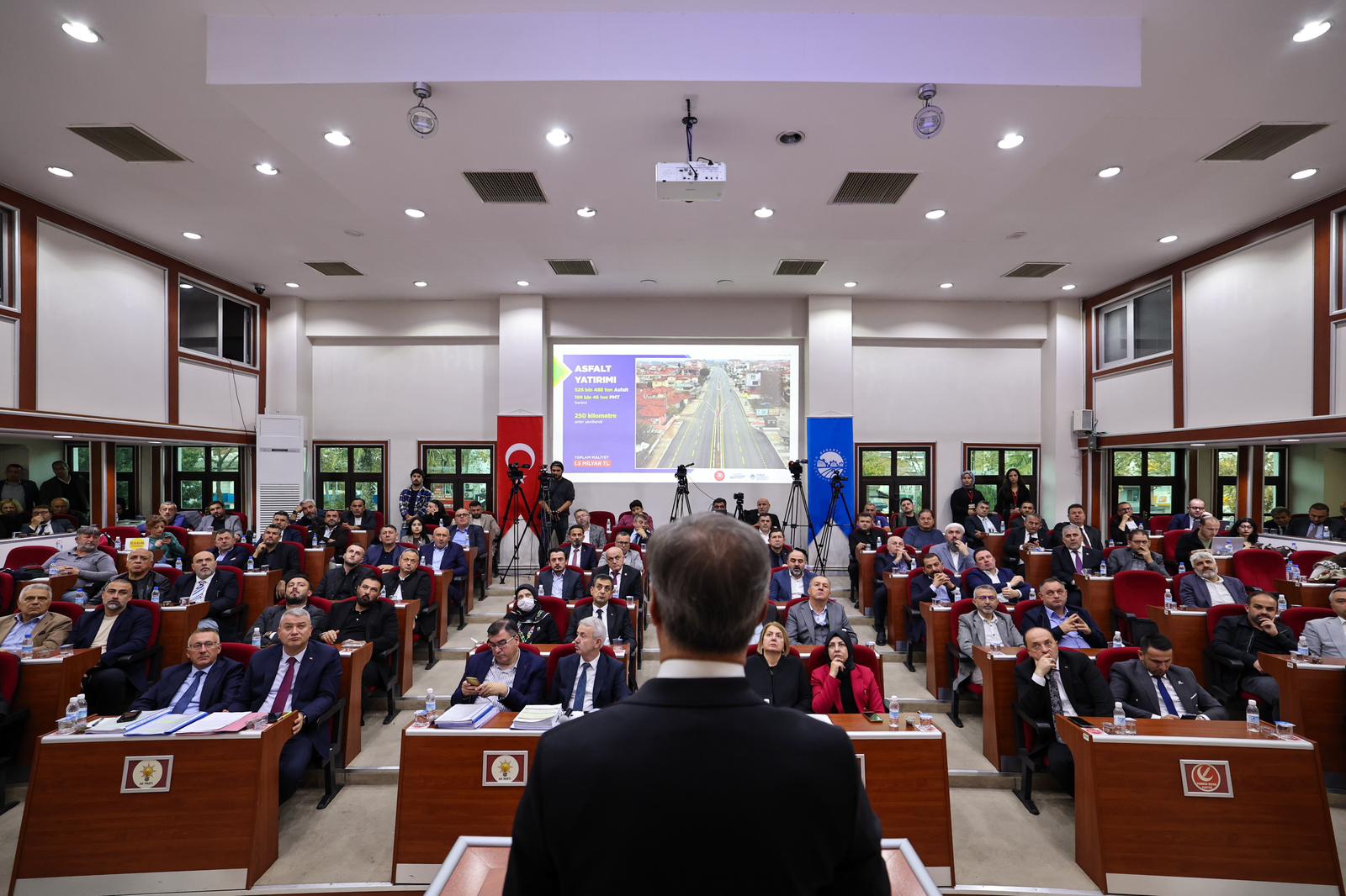 “Aynı anda her alanda yatırım ve hizmeti şehrimizle buluşturuyoruz”