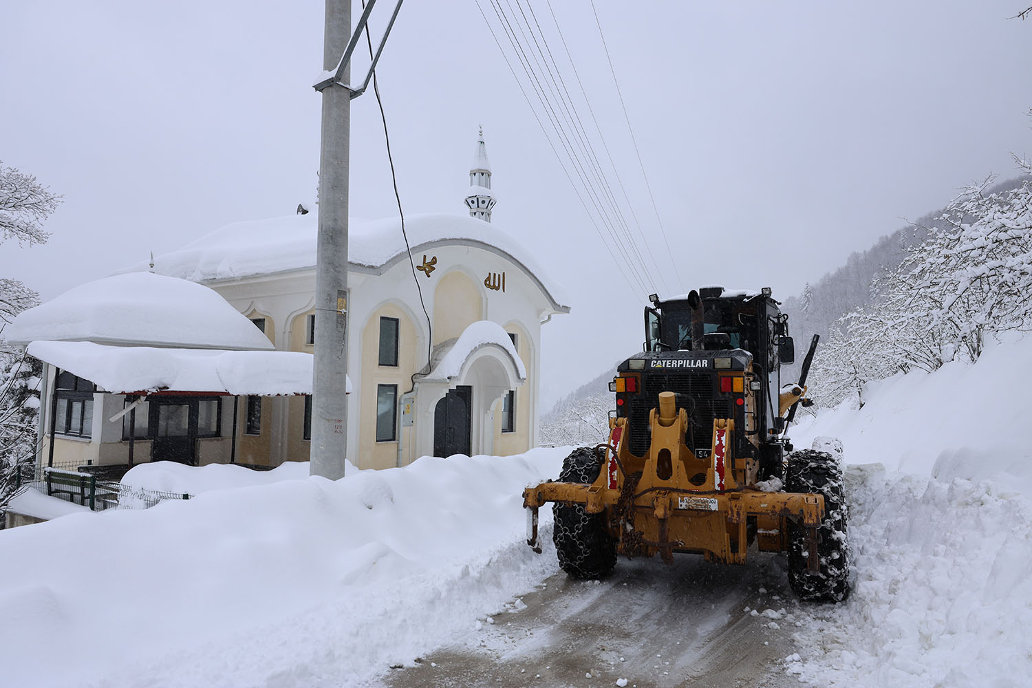 Büyükşehir 24 saat kar mesaisinde: 17 grup yolundan 10’u ulaşıma açıldı