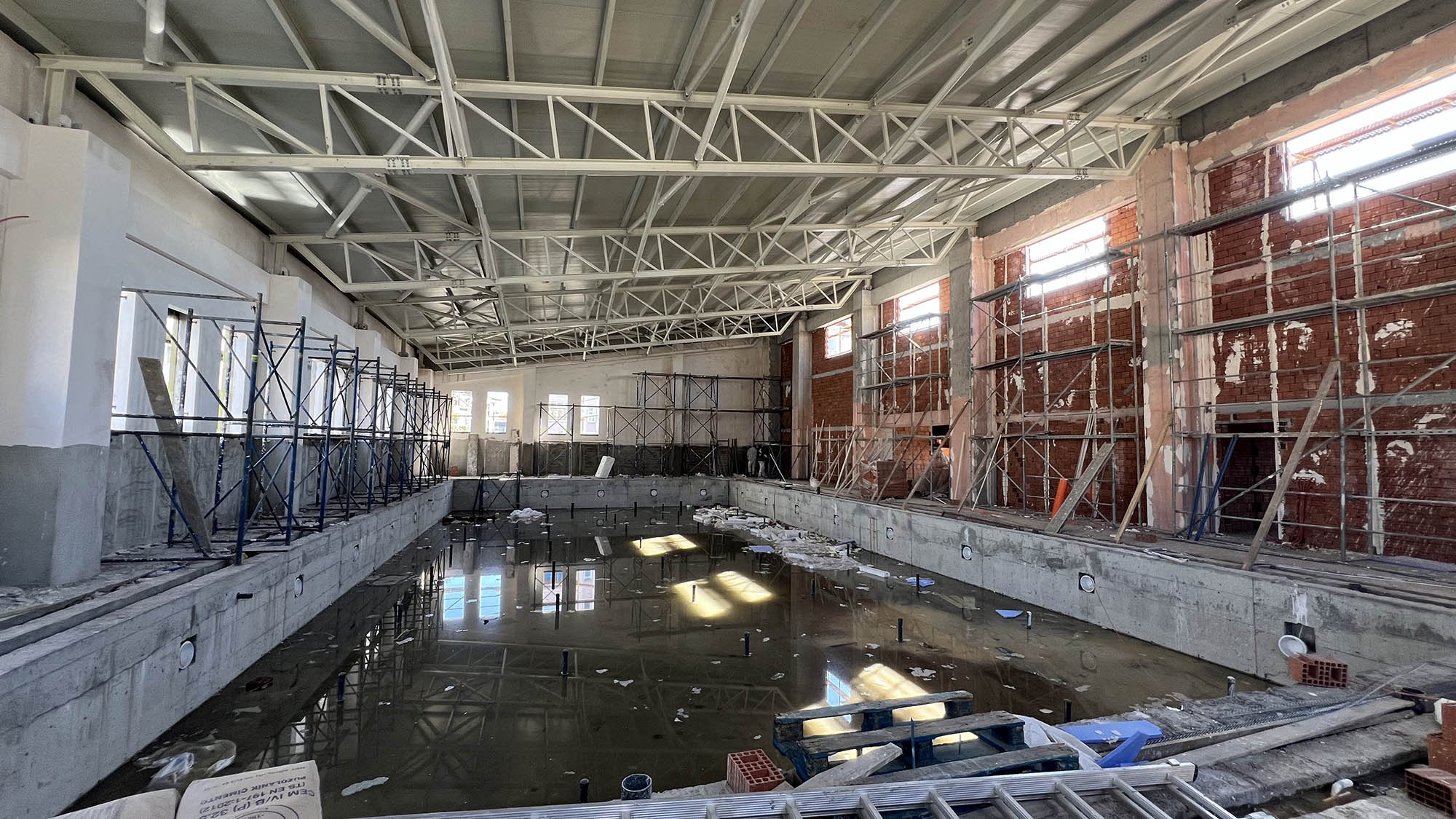 Arifiye’de binlerce genci heyecanlandıran ilerleyiş: Havuzun yaz sezonunda kapılarını açması hedefleniyor