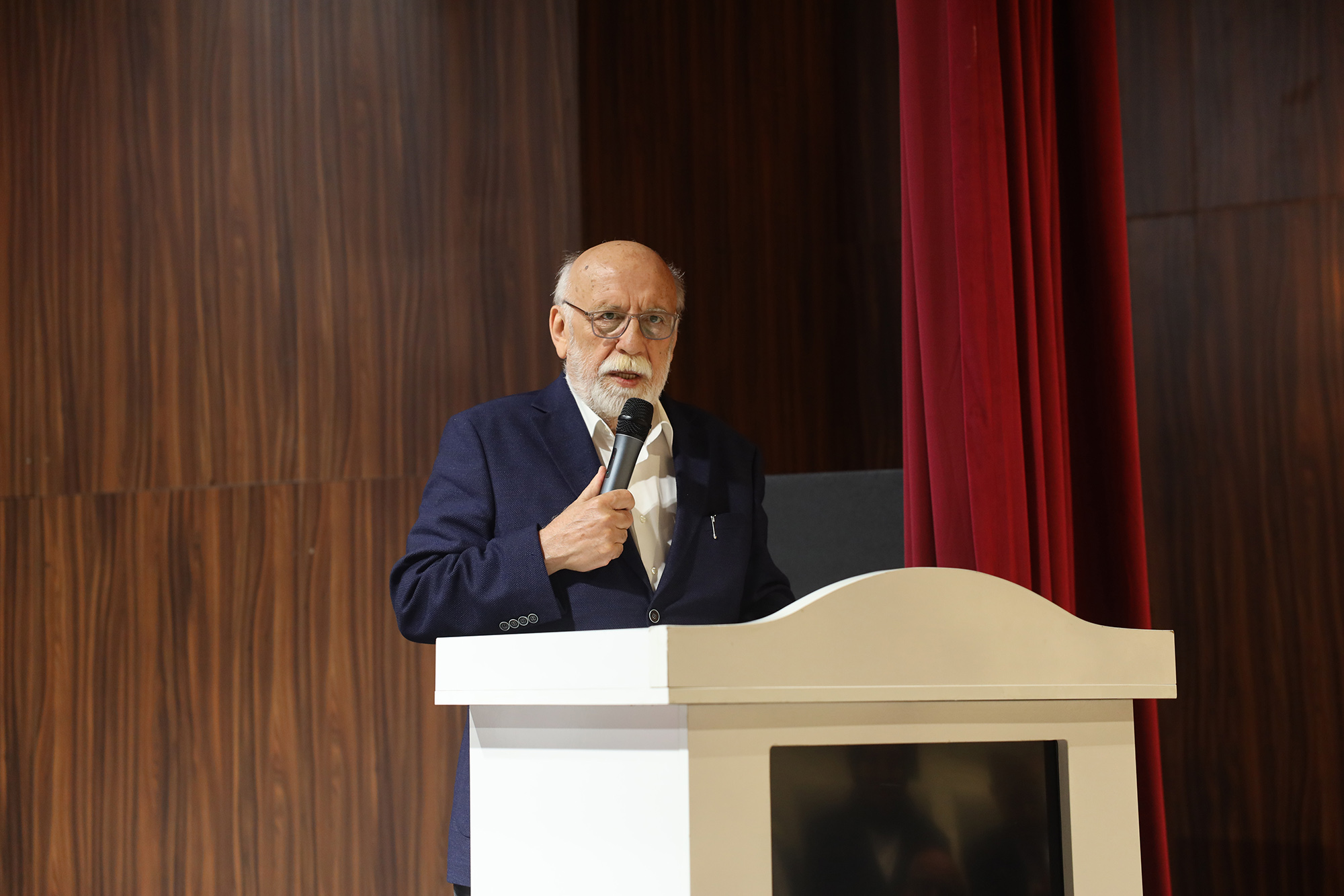 Prof. Dr. Nabi Avcı AKM’de konuştu: “Modern dünyanın bunalımını insan merkezli bakış aşar”