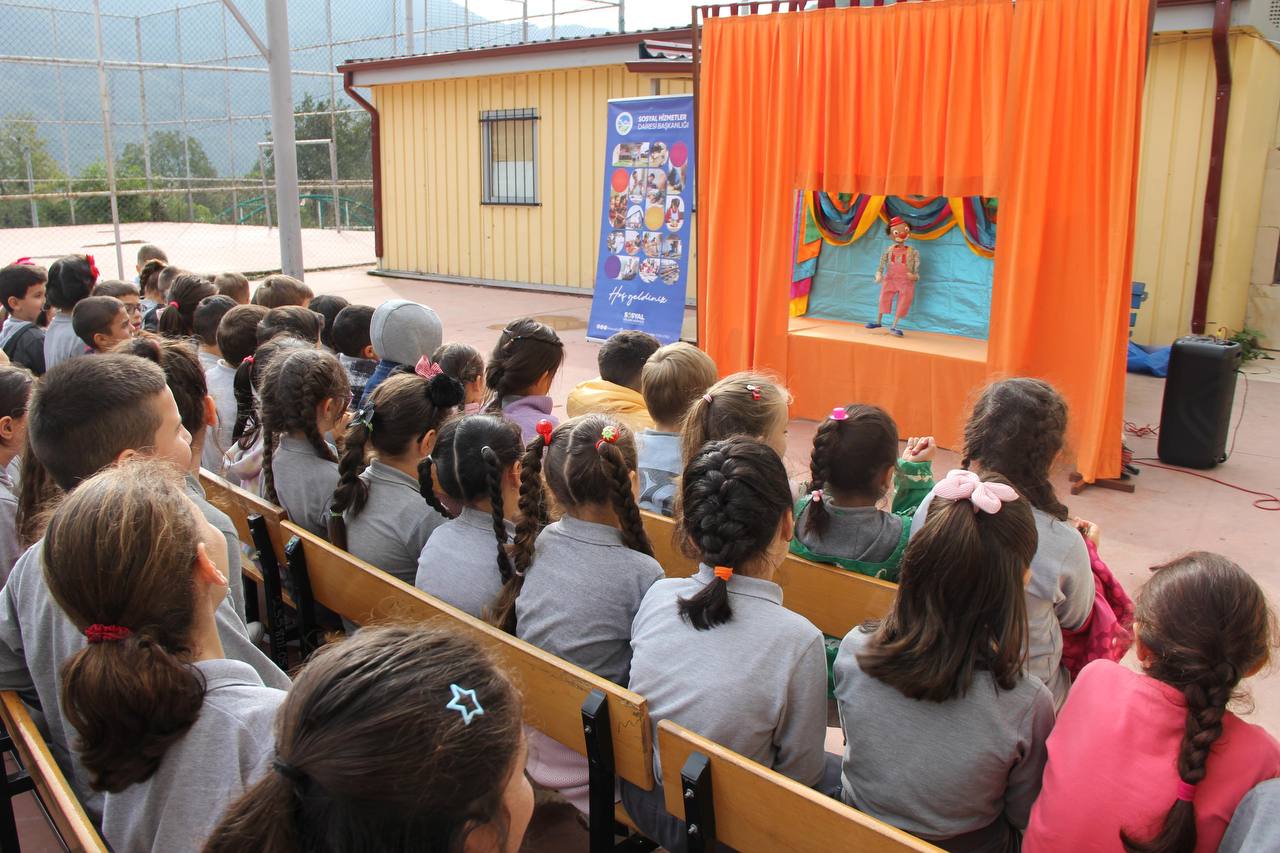 Büyükşehir şehrin her köşesinde çocuklara ‘Bir Hikâye Bin Neşe’ götürüyor