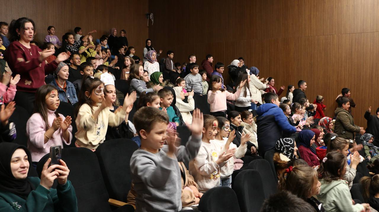 “Çocukça Ramazan Şenliği” coşkulu finalini Akyazı’da yaptı