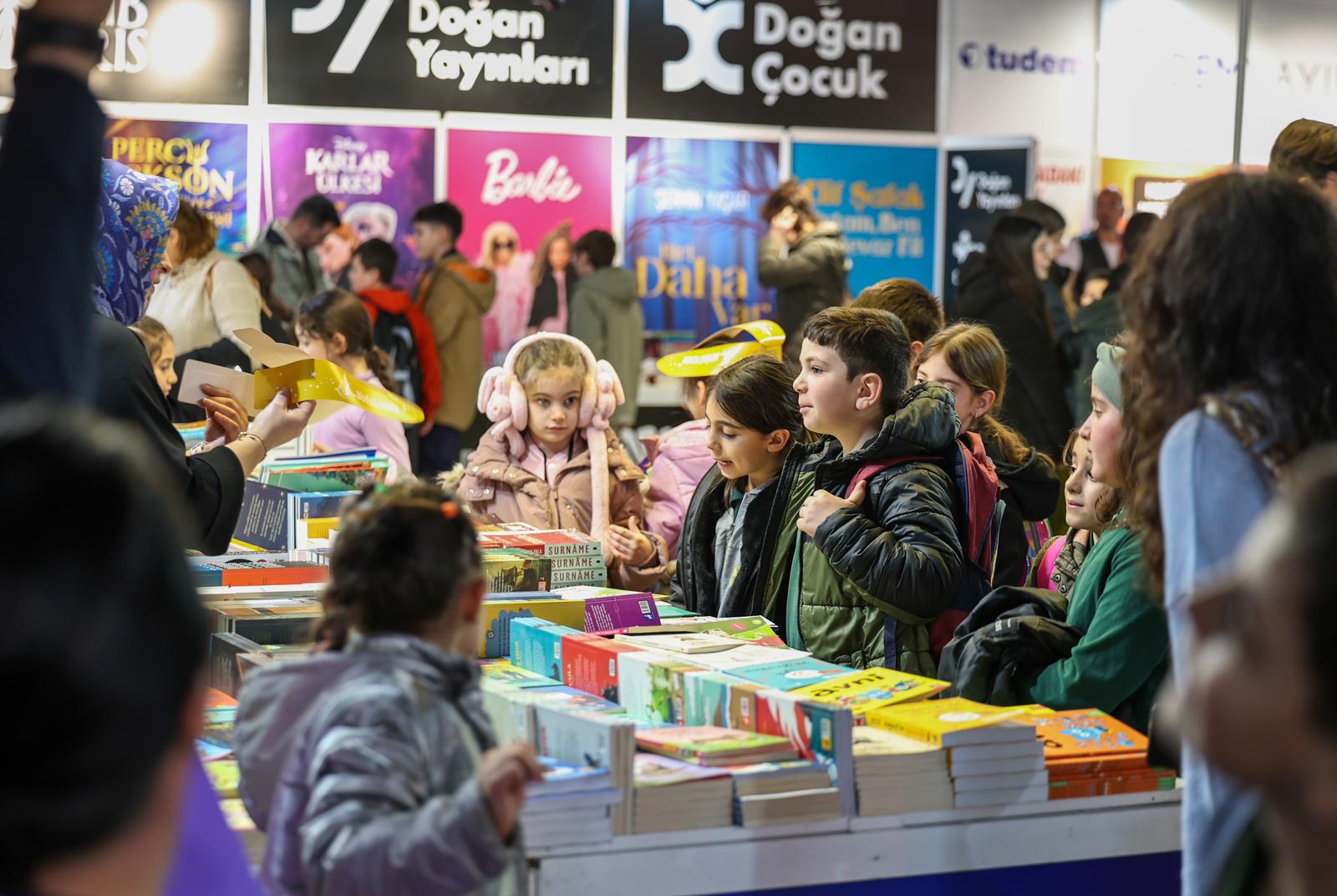 Sakarya'da çocukların 'ufkuna' ışık olacak edebiyat fuarı başladı: İlk günden binlerce misafir akın etti...