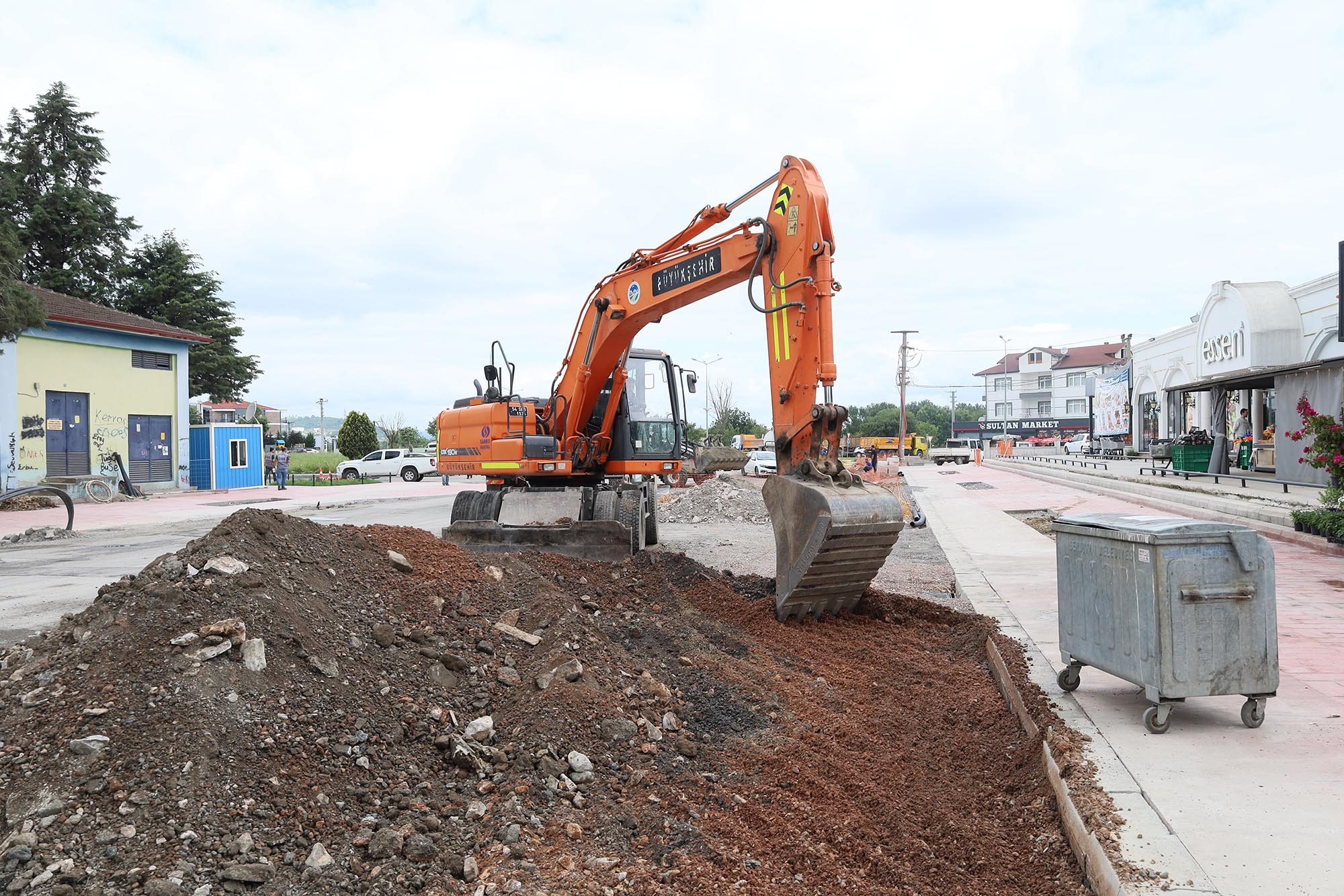 Büyükşehir Şehit Mehmet Karabaşoğlu Caddesi’nde üstyapı çalışmalarına başladı