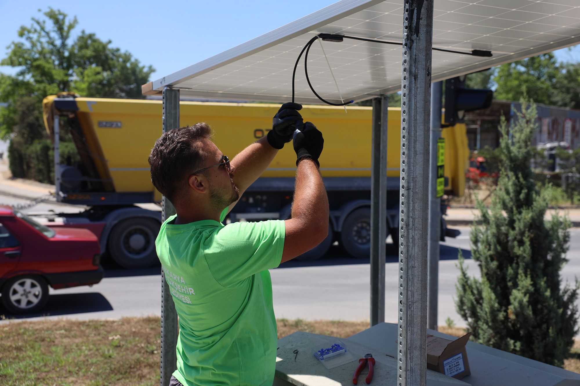 Kavşaklarda elektrik kesintisine son: Büyükşehir’den güneş enerjili çözüm