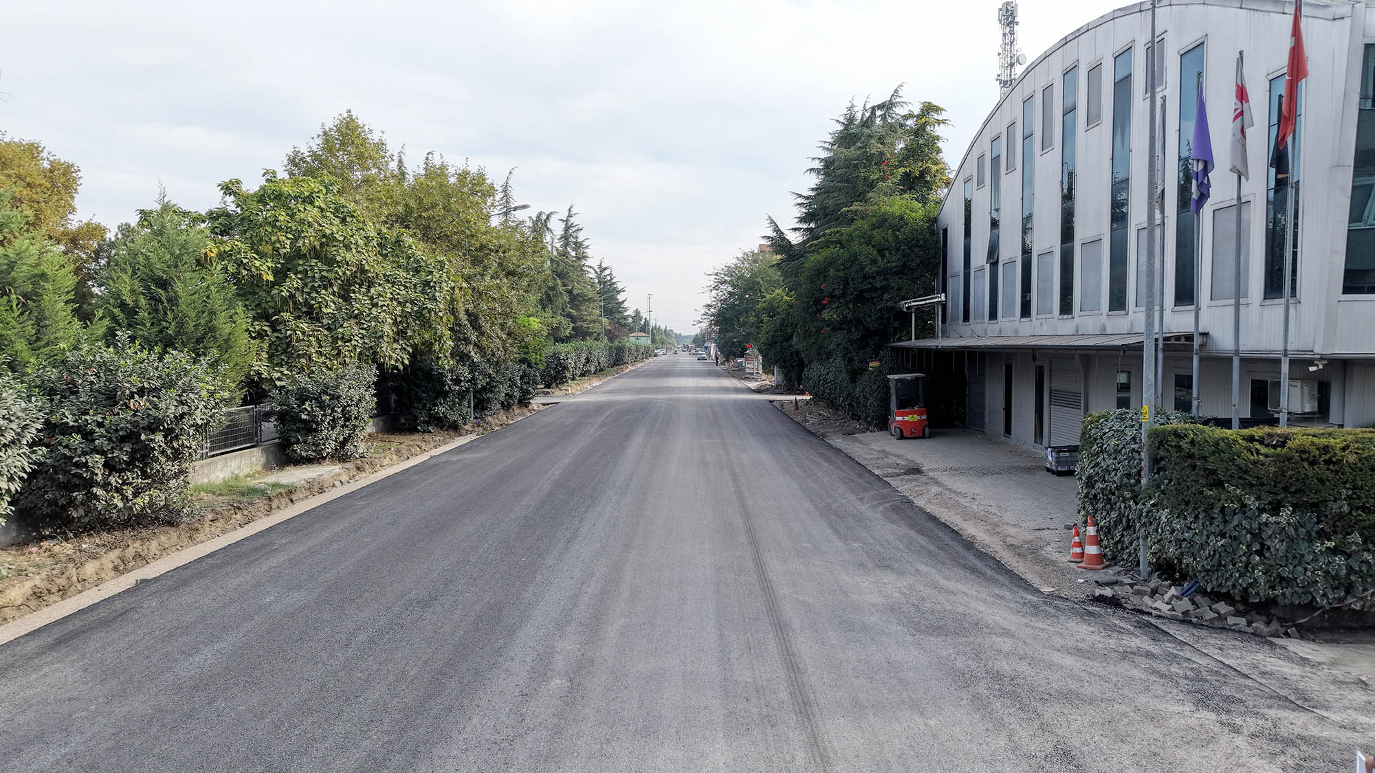 Arifiye Atatürk Caddesi’nde geceden sabaha uzanan asfalt mesaisi: Yepyeni bir görünüme kavuşuyor