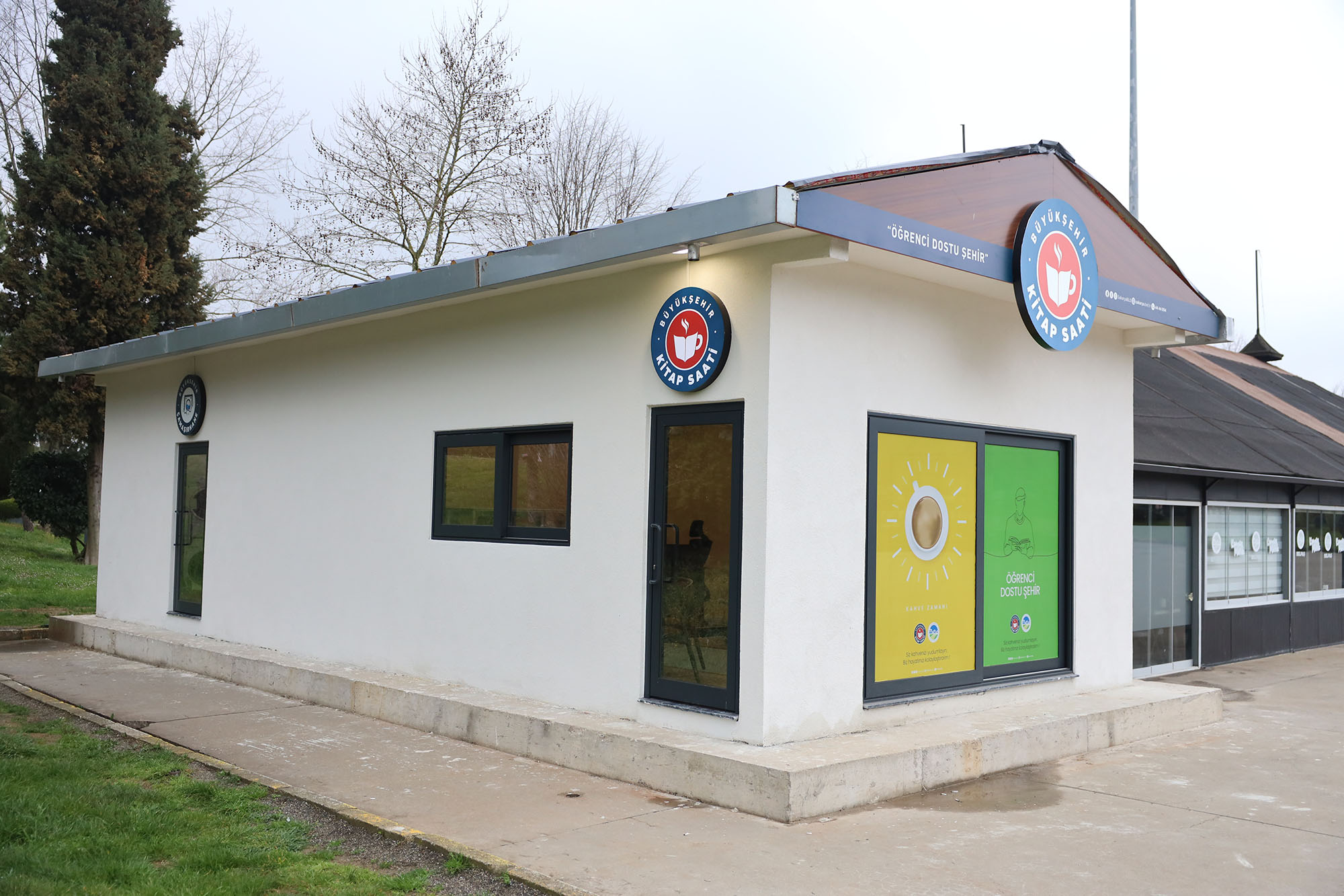 Sakarya’da öğrenciler çamaşırları yıkanırken kitap okuyor