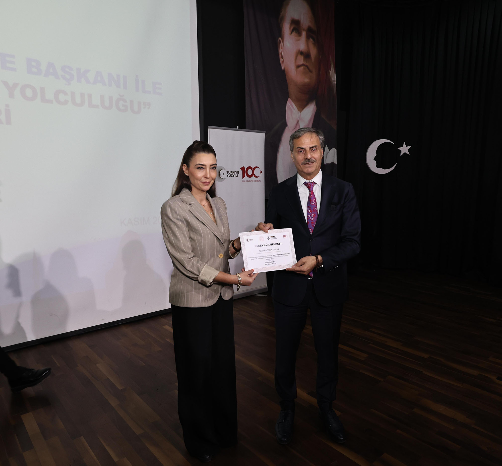 “İnşa edilecek yeni ve güçlü Sakarya’da gençlerimiz kendi hikâyesini yazacak”