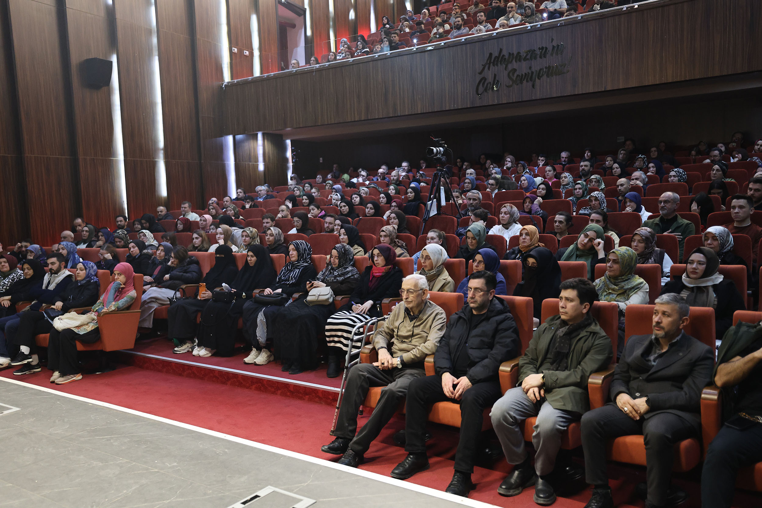 Prof. Dr. Aydemir: “Hak ile ancak kalp mutmain olur”