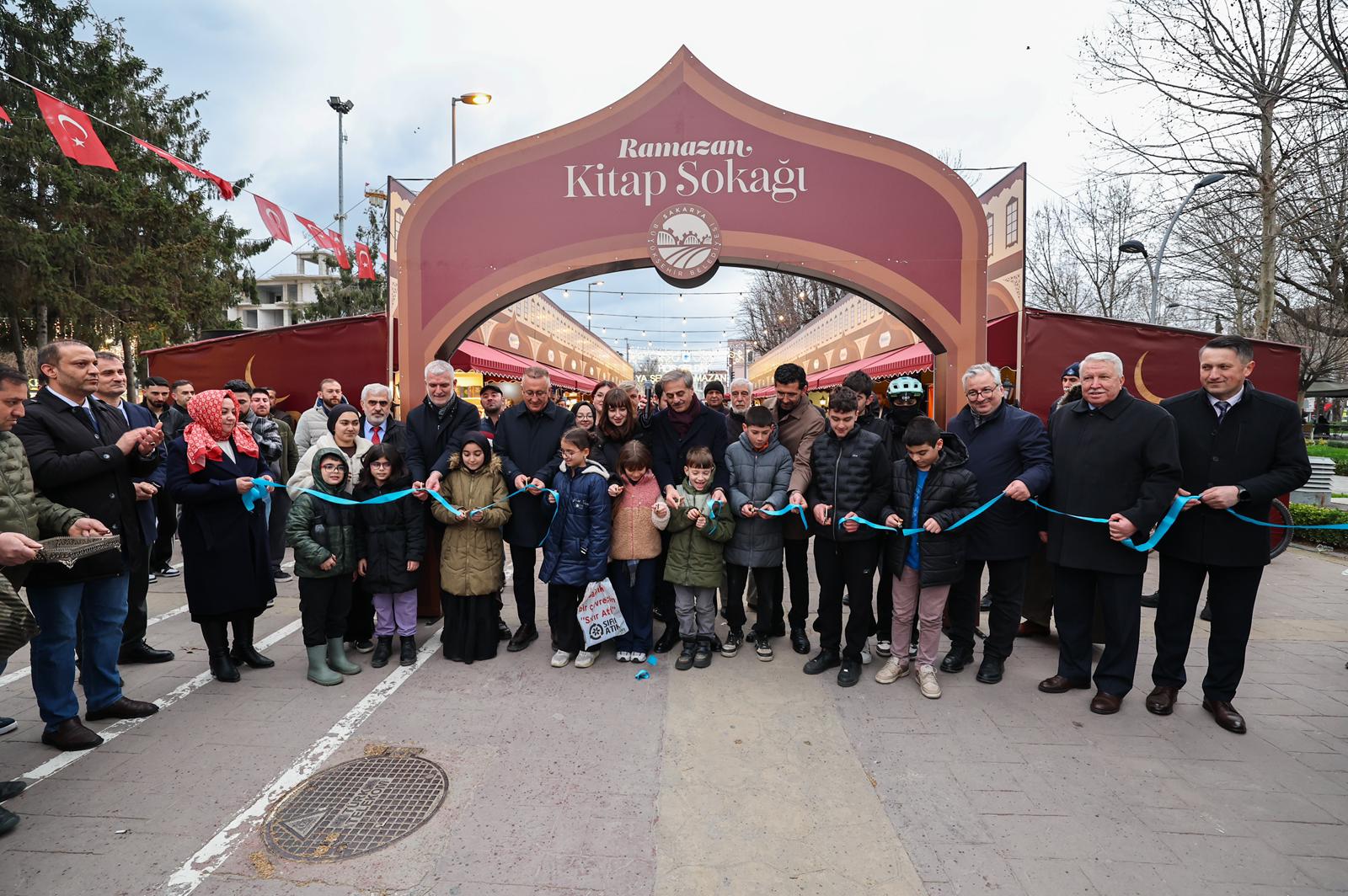 Sakarya’da bir Ramazan klasiği ve Büyükşehir’in geleneği Kitap Sokağı kapılarını açtı