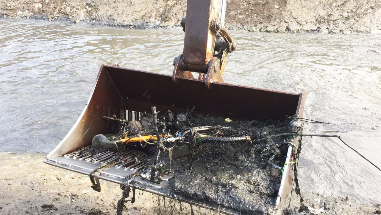 Büyükşehir Çark Deresi’ni temizliyor