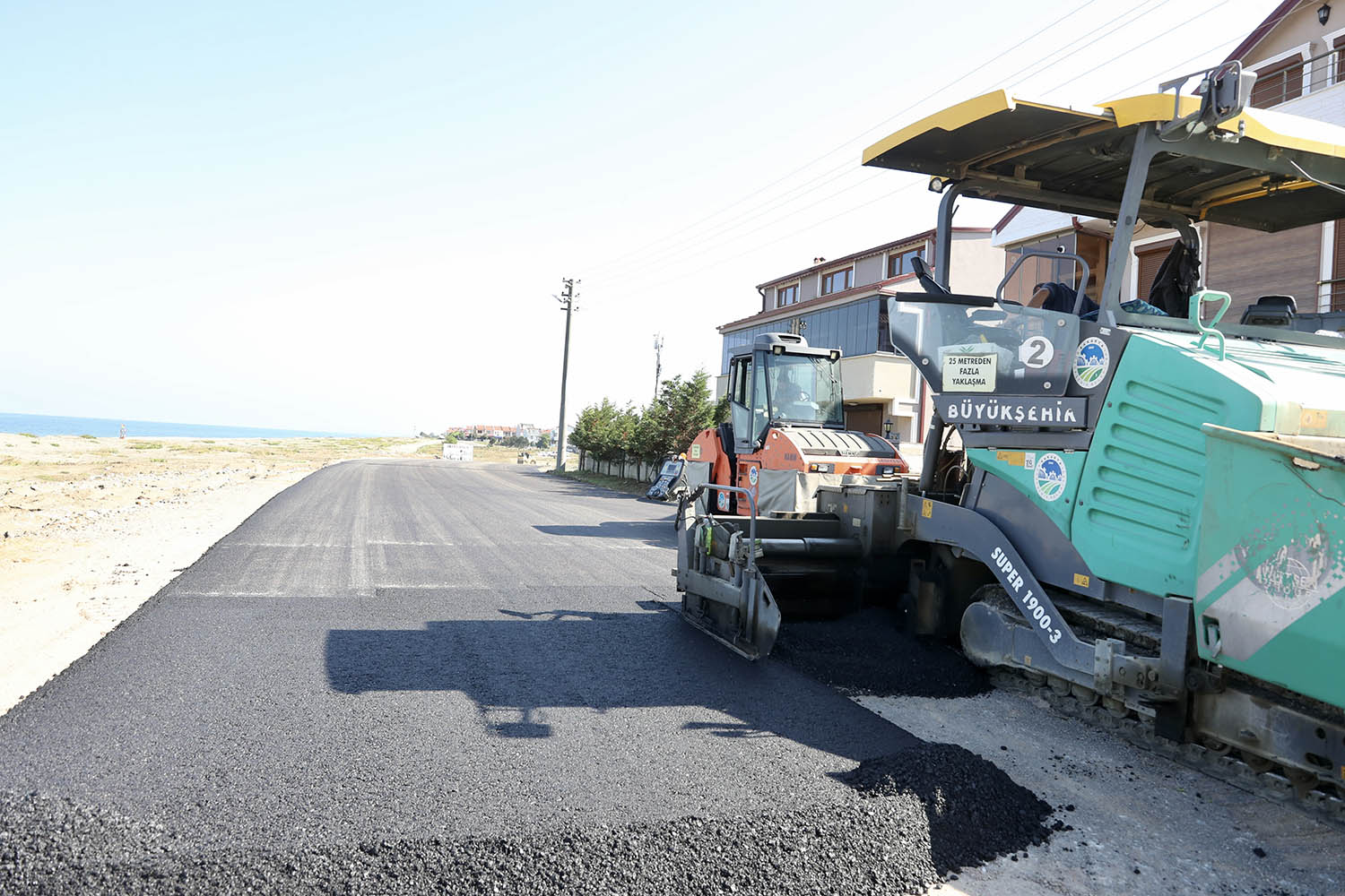 Büyükşehir’in asfalt mesaisi kuzeyde başladı: Kocaali’nin iki caddesi yenileniyor