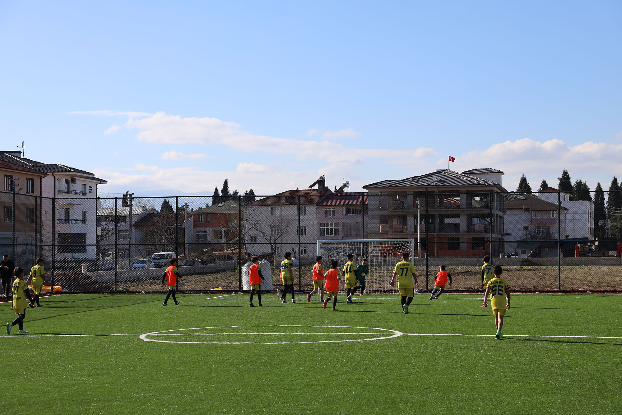 Futbol, basketbol, voleybol sahası Hanlıköy’de çocukların göz bebeği oldu