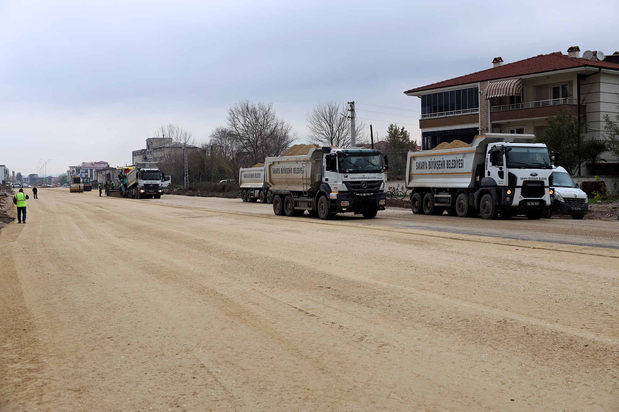 Şehir merkezinin beklediği bağlantı yolunda üstyapı çalışmalarına geçildi