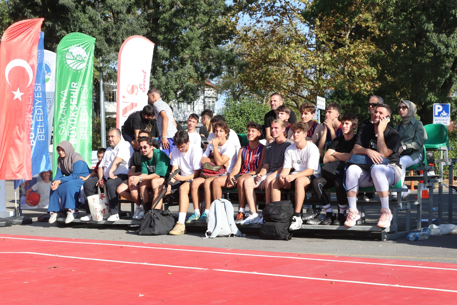 Sokakta basketbol şöleni: Tribünler doldu, heyecan zirve yaptı