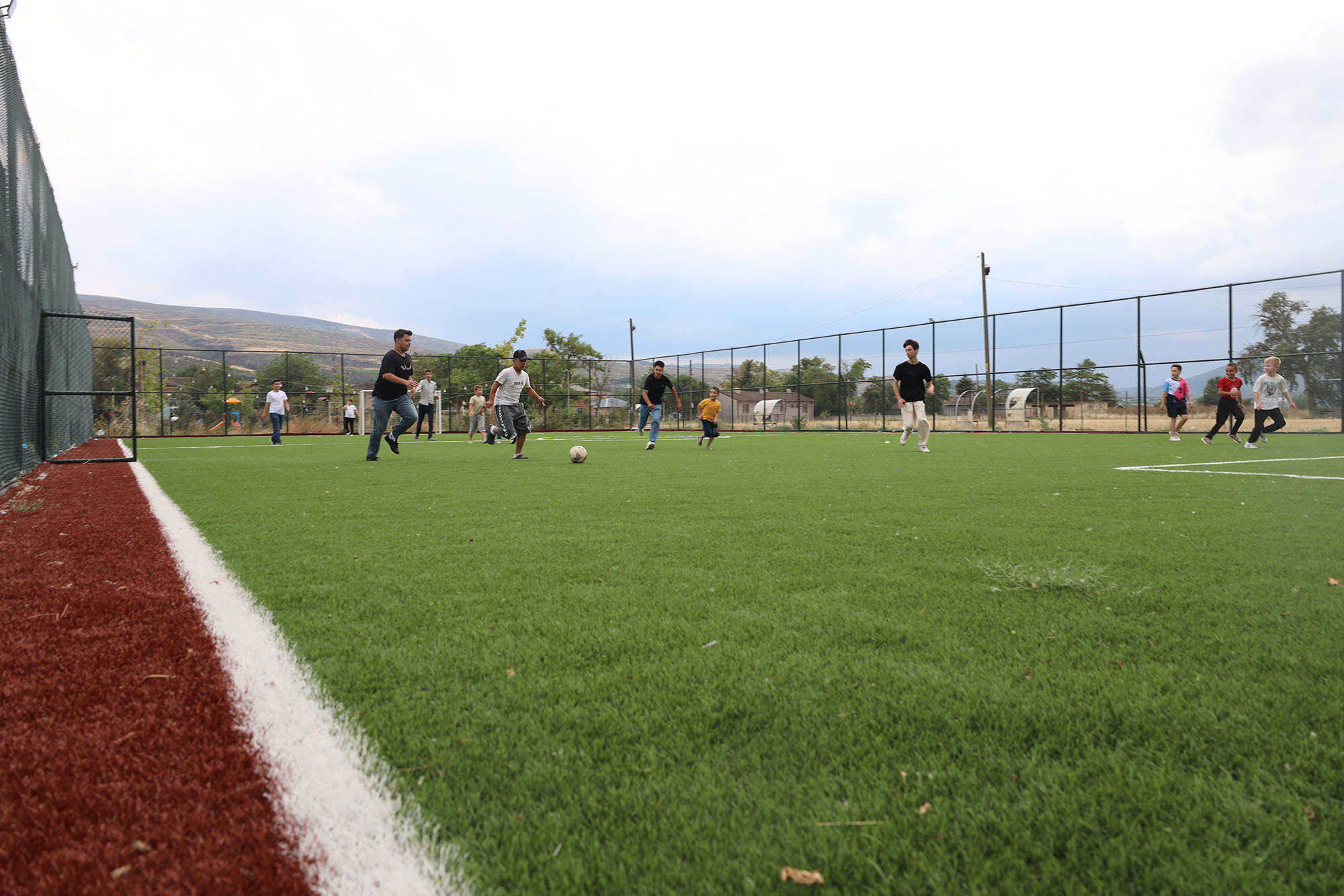 Okullar tatil oldu, Bayatlı gençler sahaya koştu