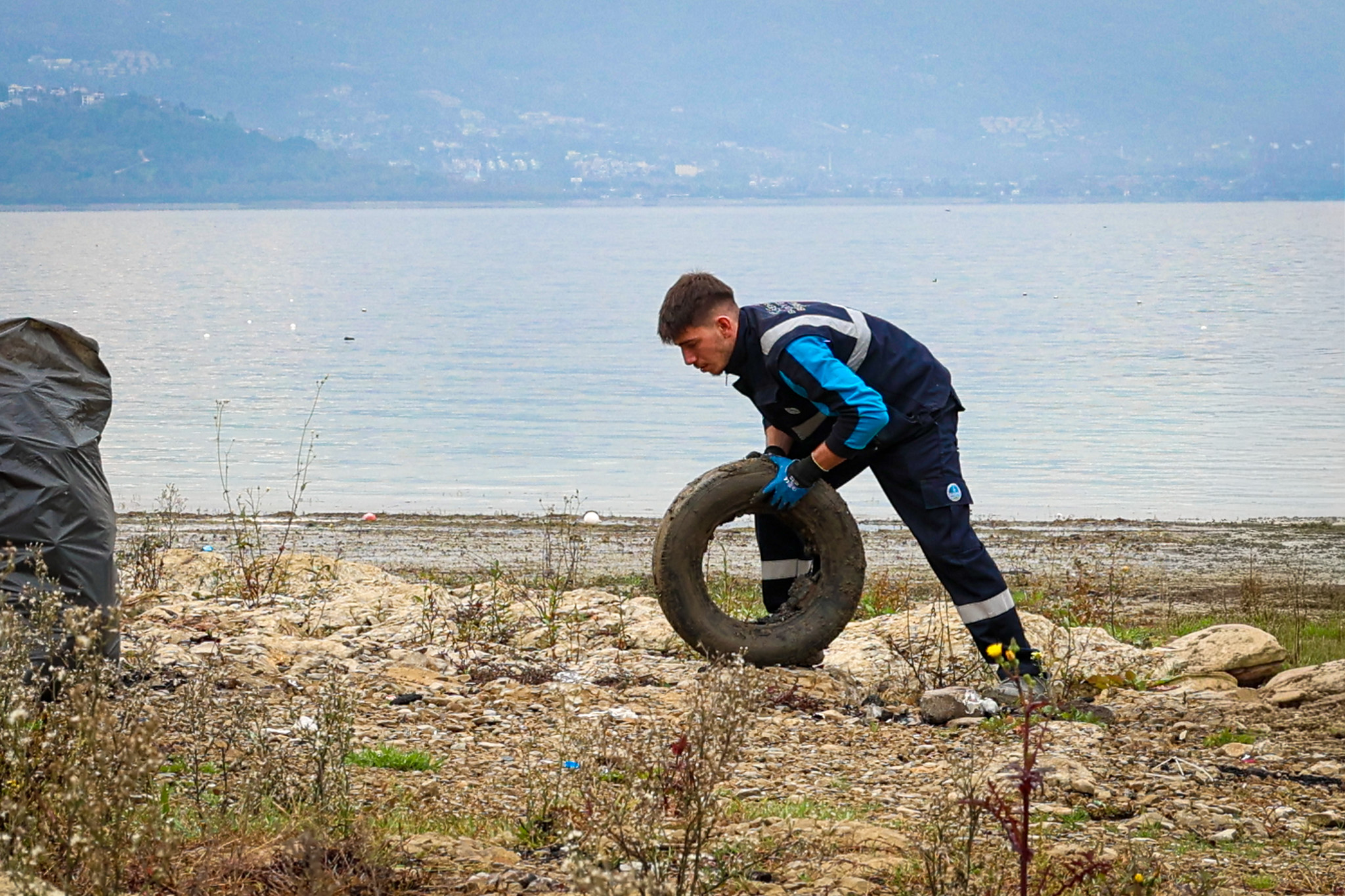 Sapanca Gölü kıyılarında ekosistemi koruyan temizlik çalışması sürüyor