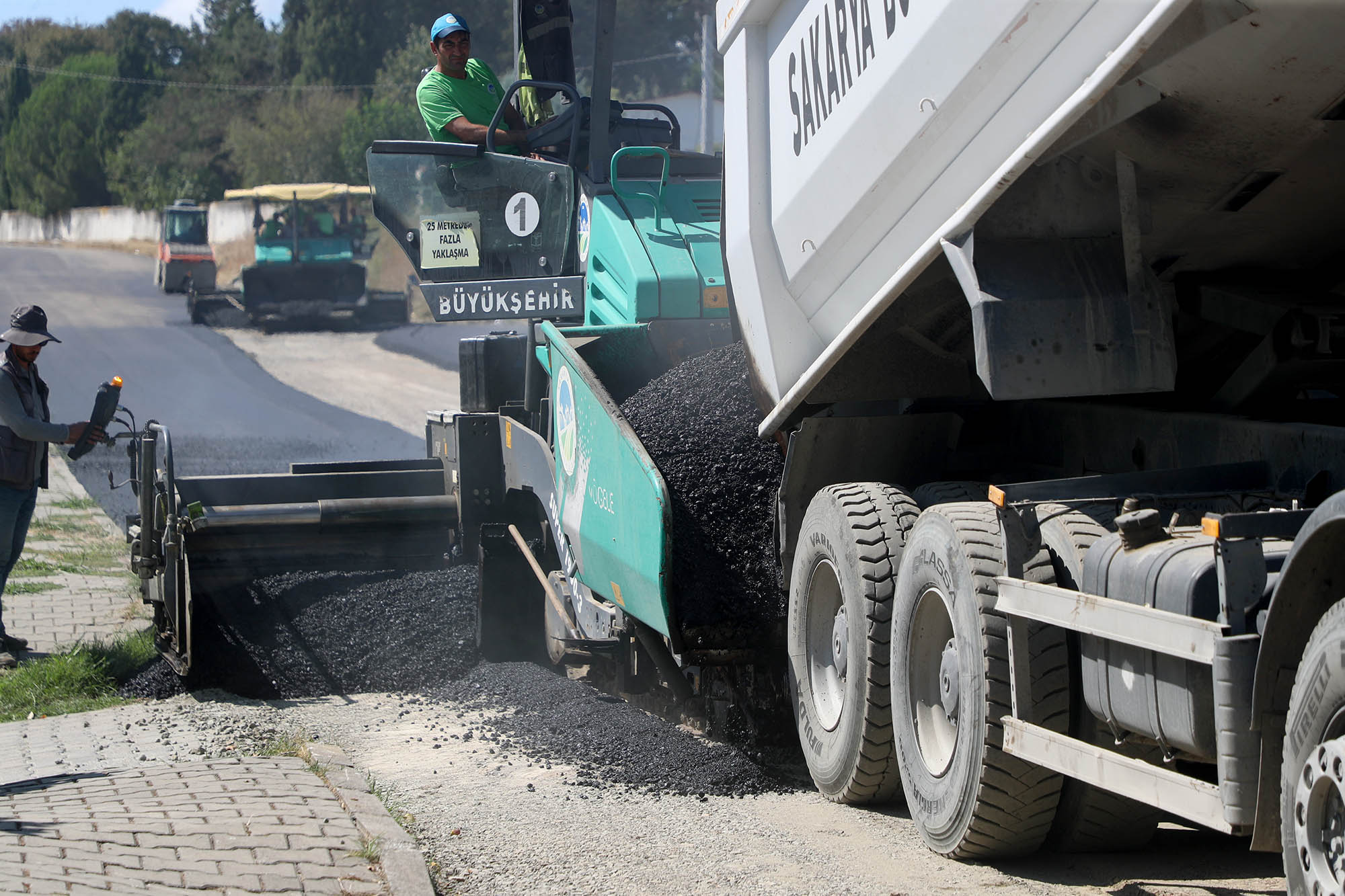 Büyükşehir şehrin caddelerini yeni yüzüne kavuşturuyor: Yenikent’teki o güzergahta işlem tamam