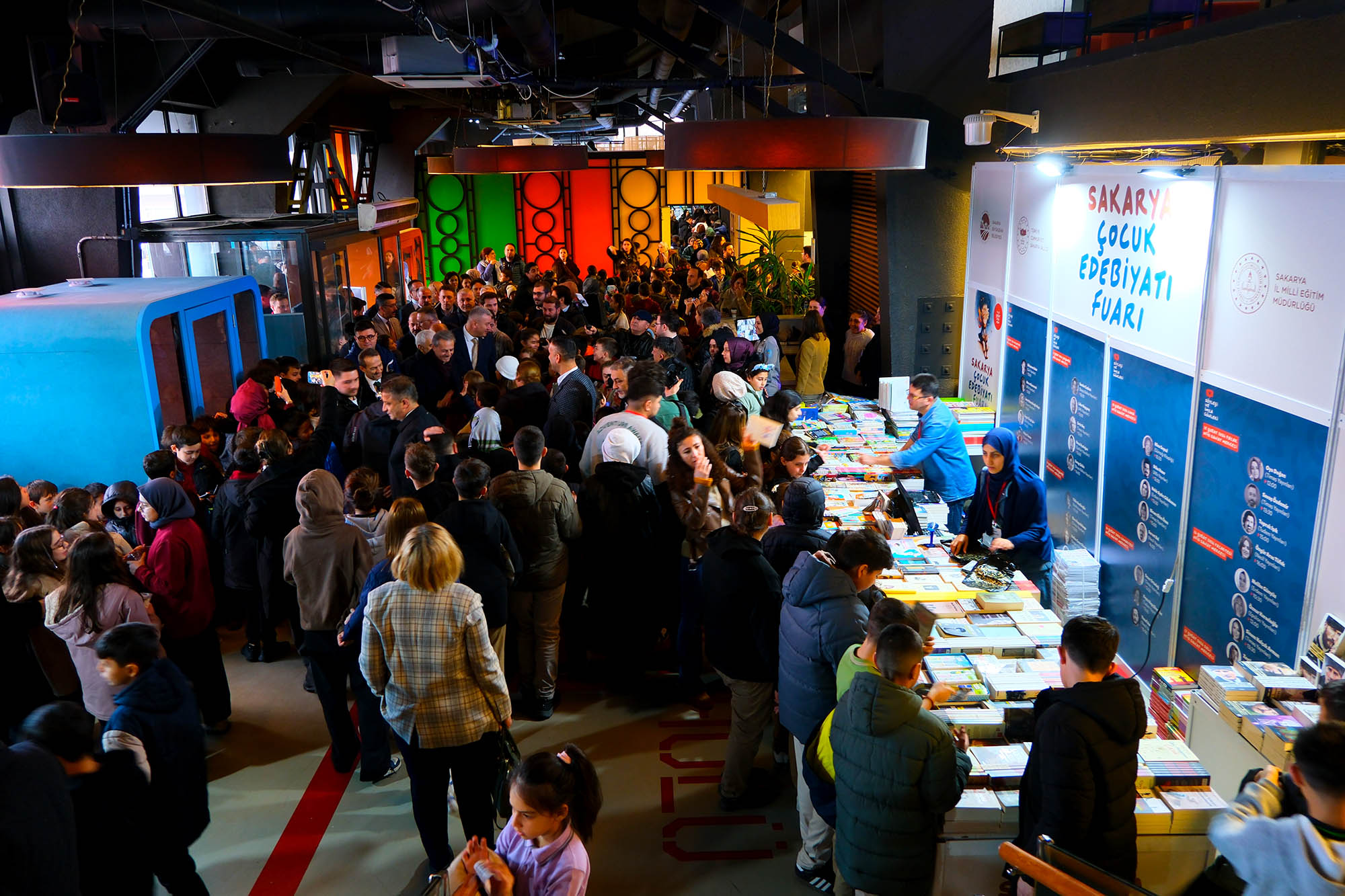 Sakarya'da çocukların 'ufkuna' ışık olacak edebiyat fuarı başladı: İlk günden binlerce misafir akın etti...