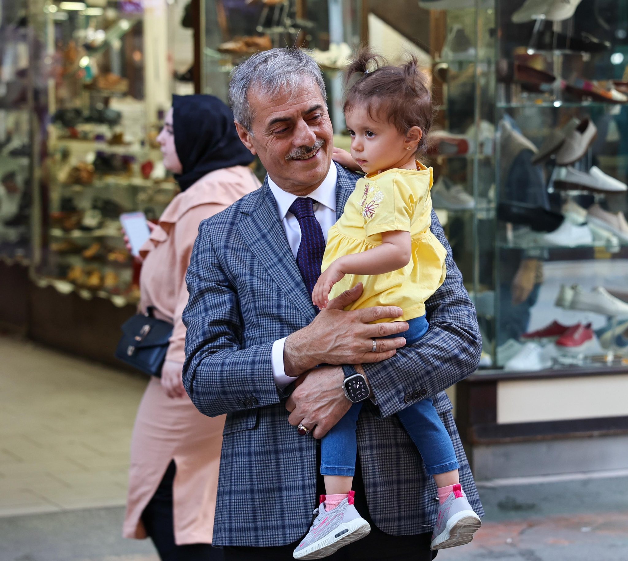 Başkan Yusuf Alemdar vatandaşla kucaklaşıp bayramlaştı: “Memlekete hizmet bizim için en büyük bayramdır”