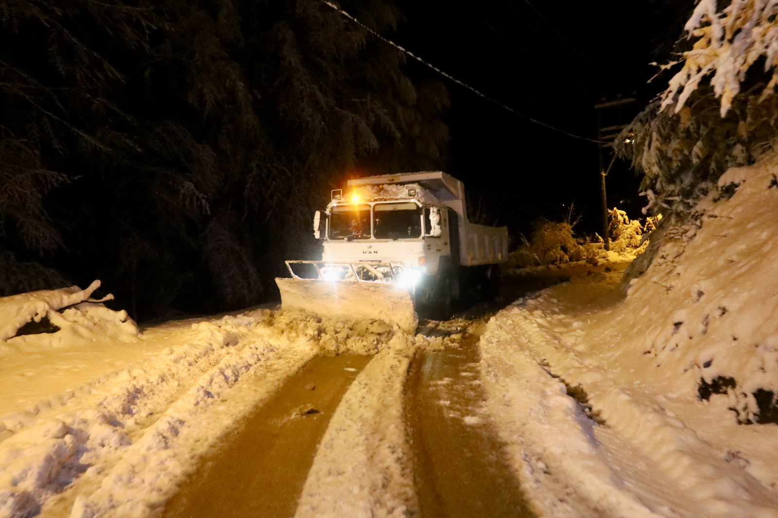 Büyükşehir ekipleri kar mesaisinde: Ulaşıma kapalı grup yolu yok