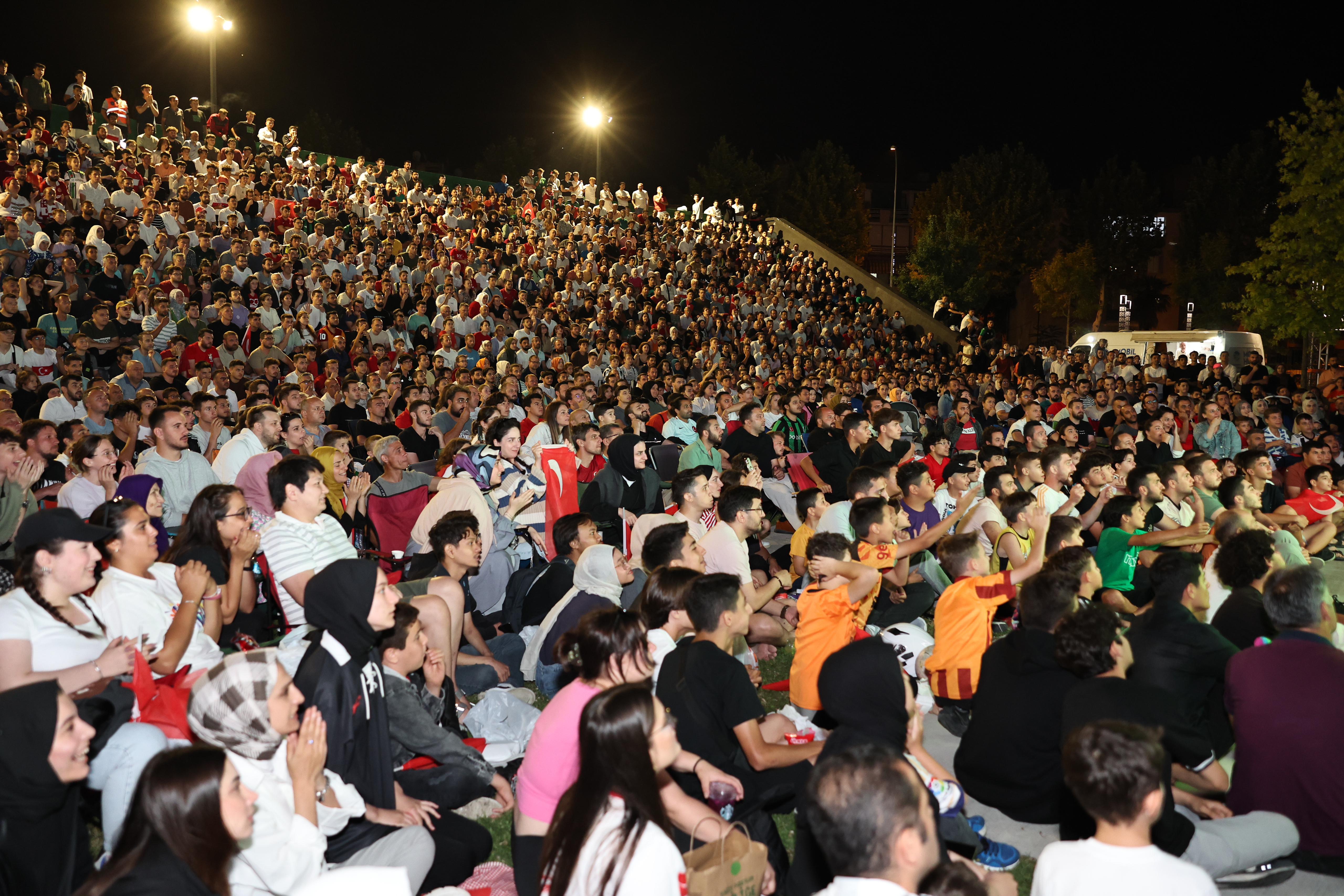 Binlerce Sakaryalı Milli Takım için tek yürek oldu: Millet Bahçesi’nde tarihi gece