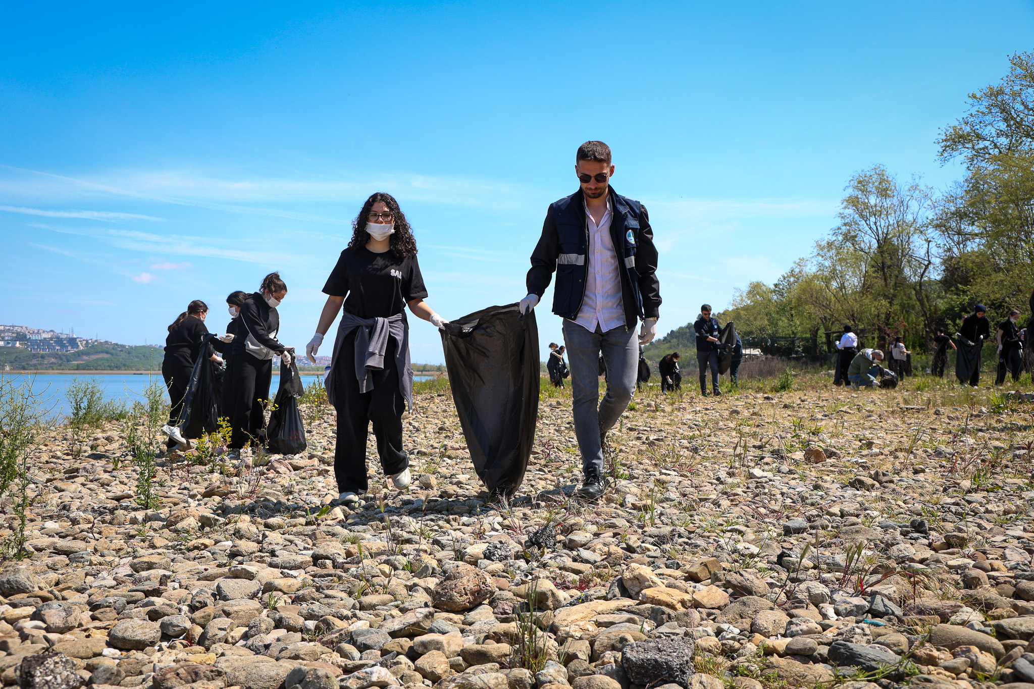 Göl havzasına bırakılan atıklar gönüllü öğrencilerin desteğiyle temizlendi