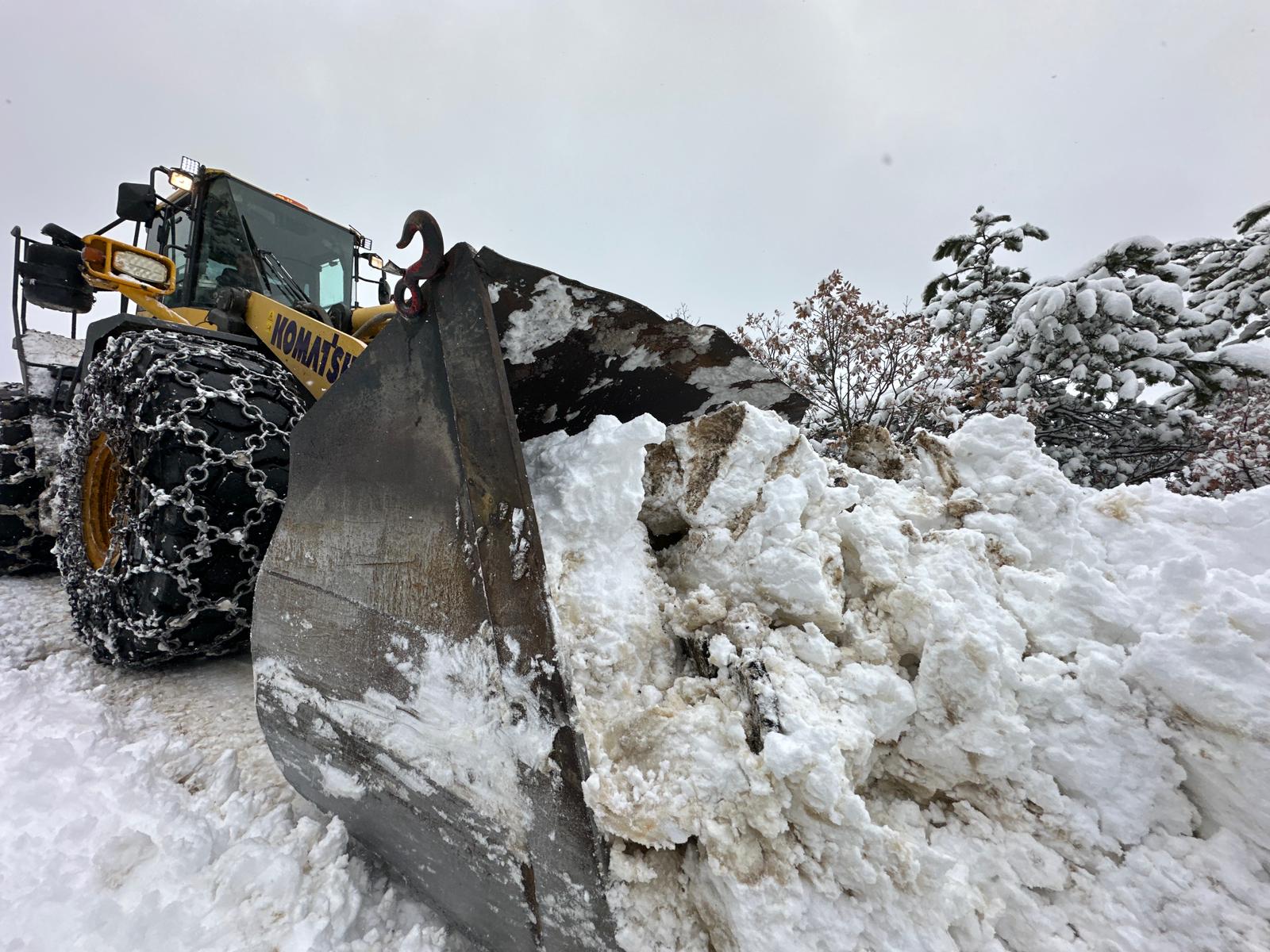 Büyükşehir duraksız kar mesaisiyle grup yollarının tamamını ulaşıma açtı