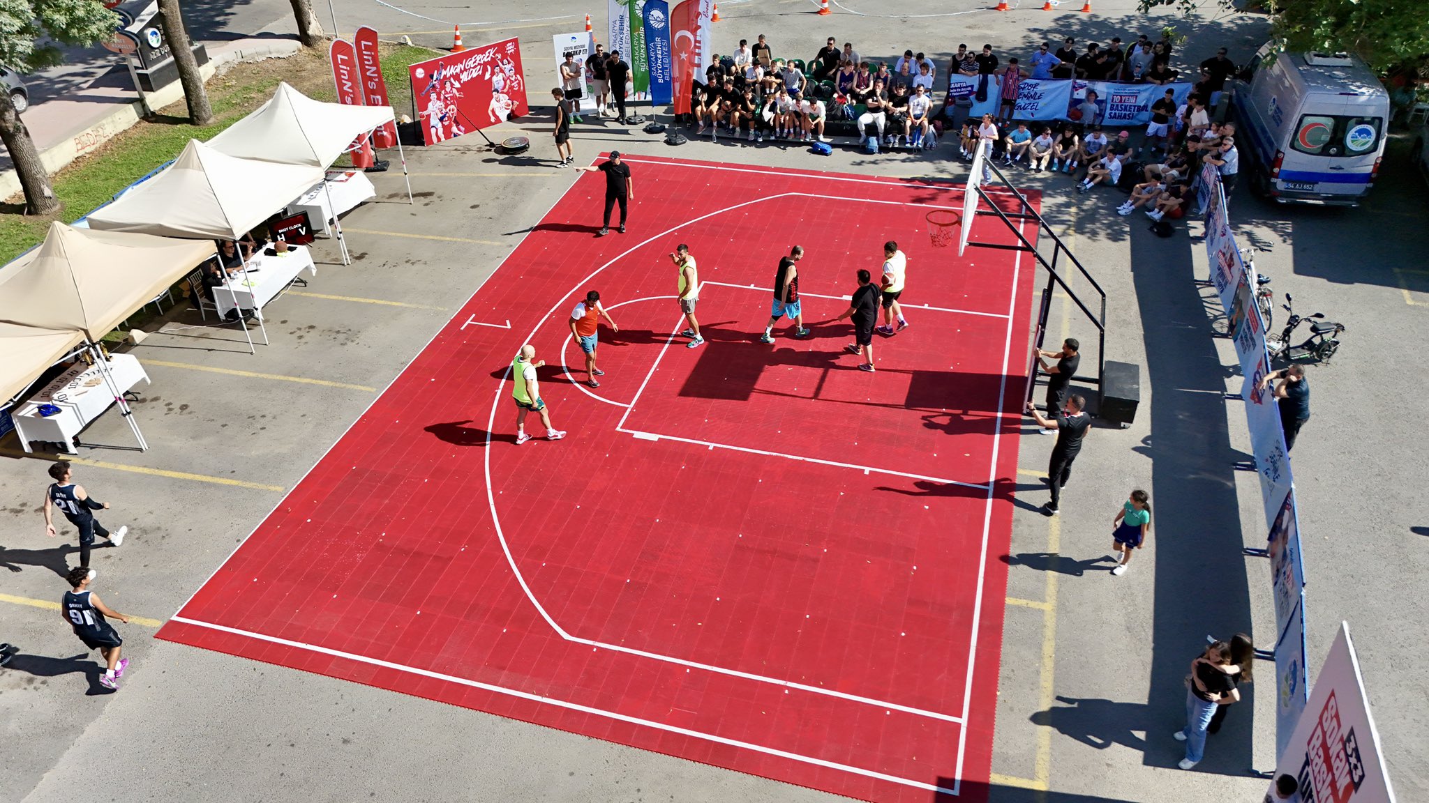 Sokakta basketbol şöleni: Tribünler doldu, heyecan zirve yaptı