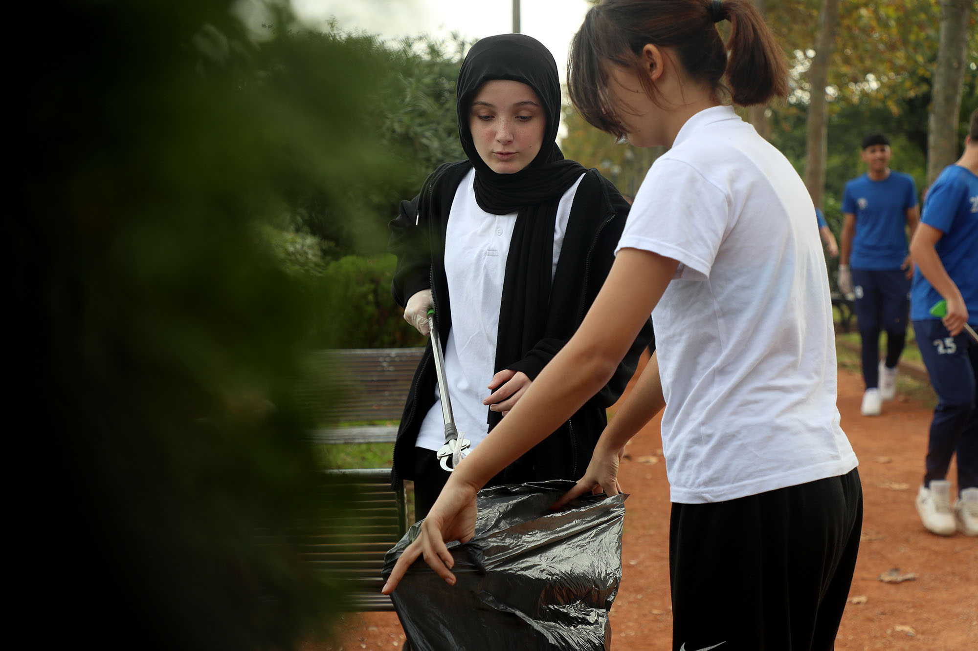 Ellerinde çöpler ve pankartlarla Sapanca Gölü’nden çağrı yaptılar: “Doğanın varlığı tüm canlılar için elzemdir” 