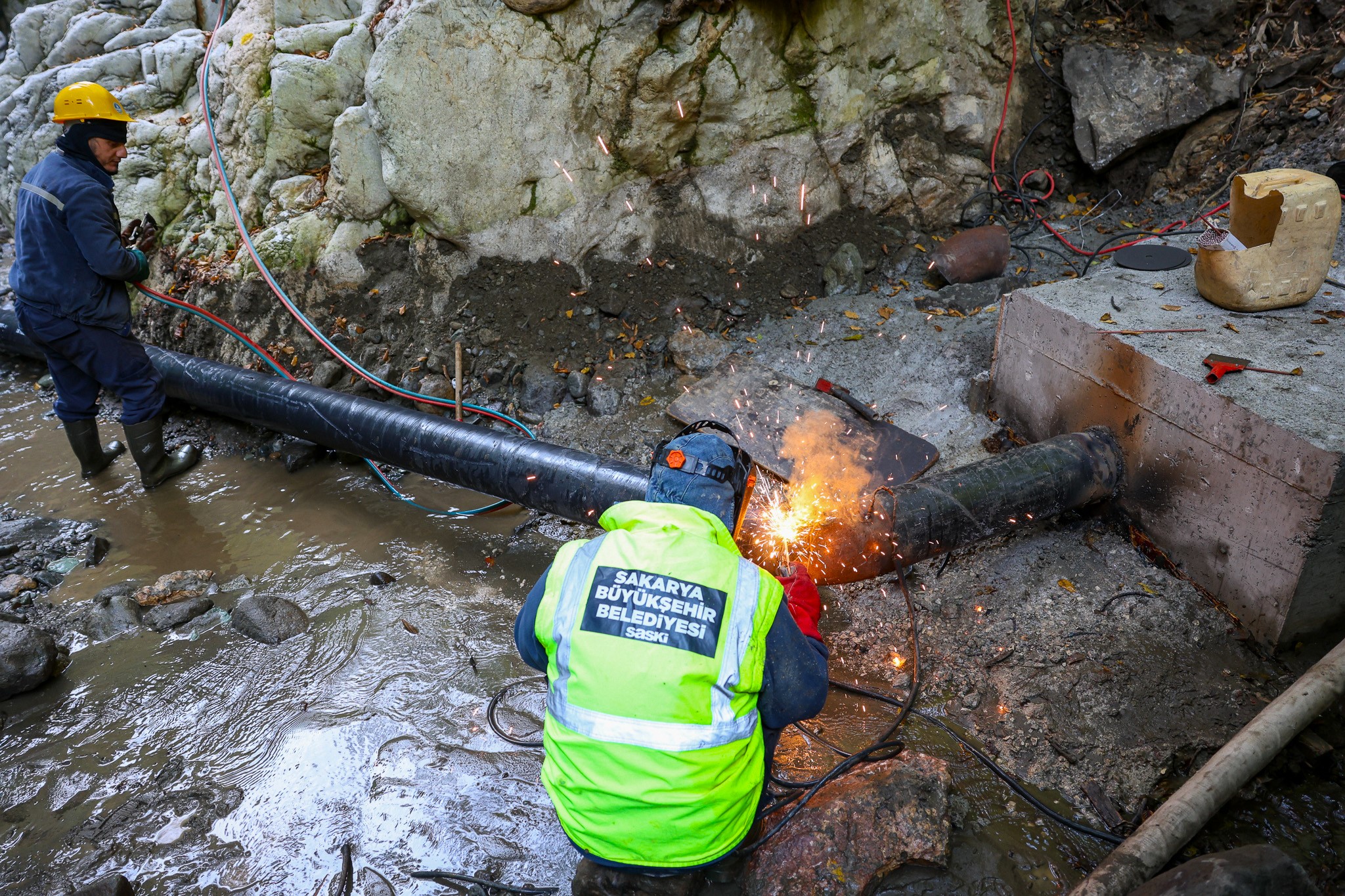 Hendek’e bin metre yükseklikten iki adet yeni içme suyu kaynağı