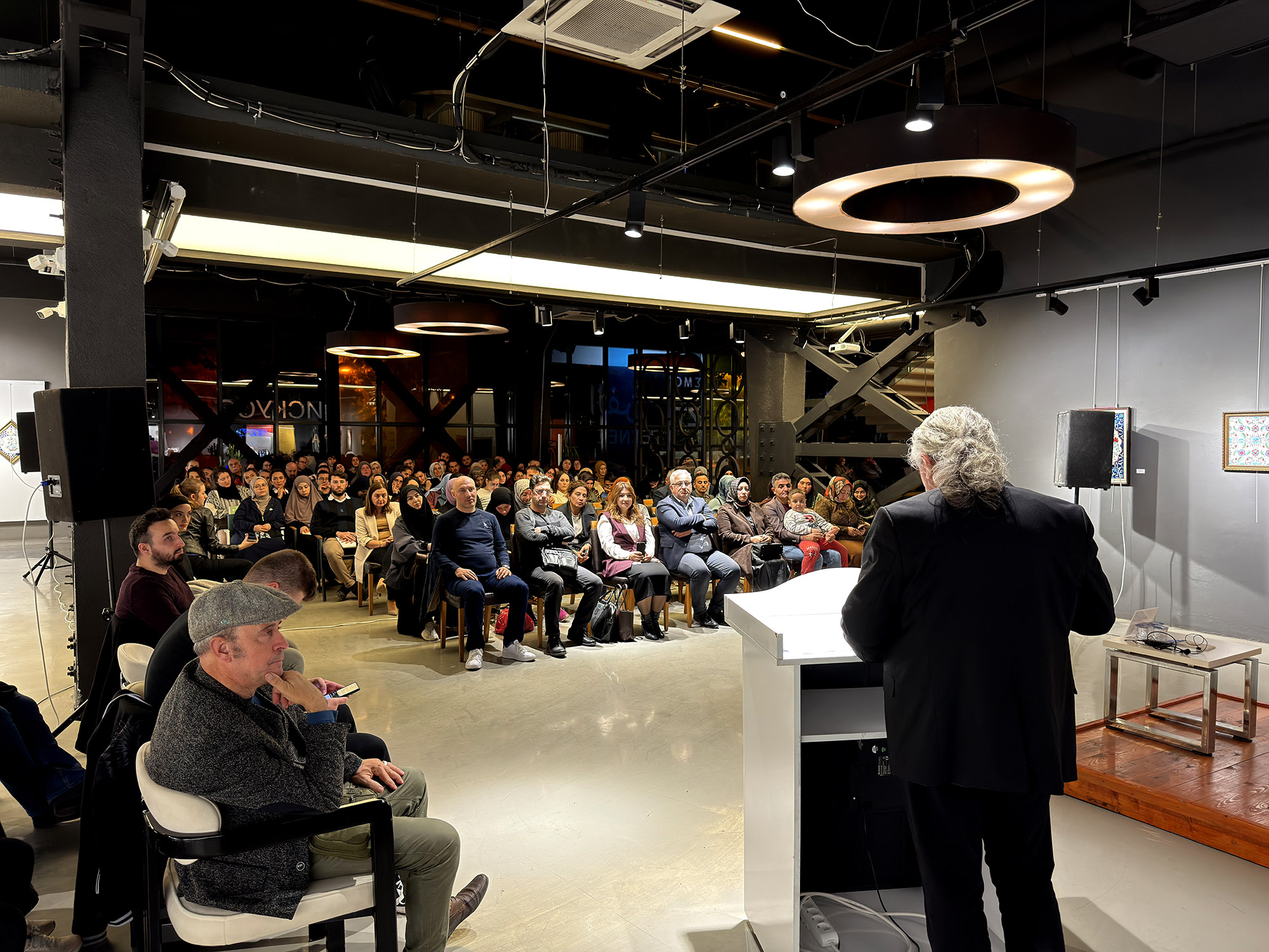“Her yazar kendi sesini bulmalı ve sabırla yazmayı sürdürmelidir”