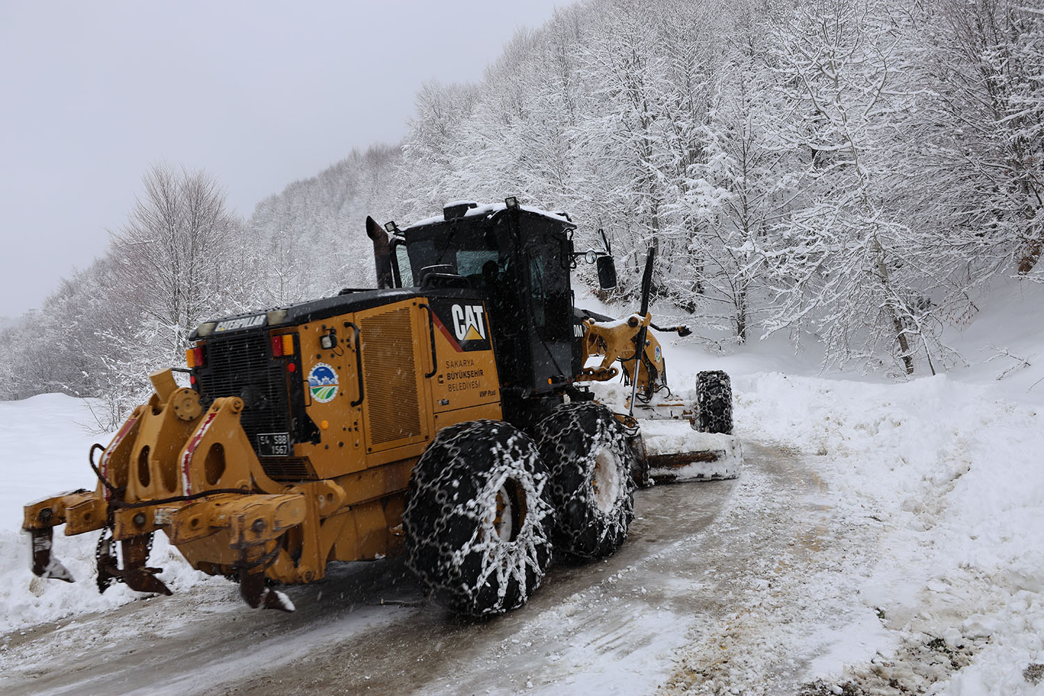 Büyükşehir 24 saat kar mesaisinde: 17 grup yolundan 10’u ulaşıma açıldı