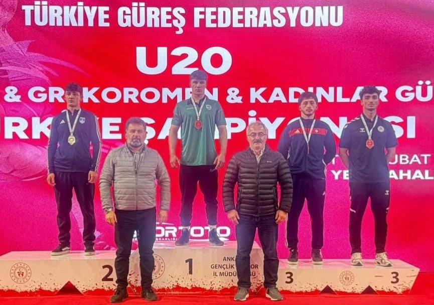 Büyükşehirli güreşçilerden Ankara’da madalya yağmuru