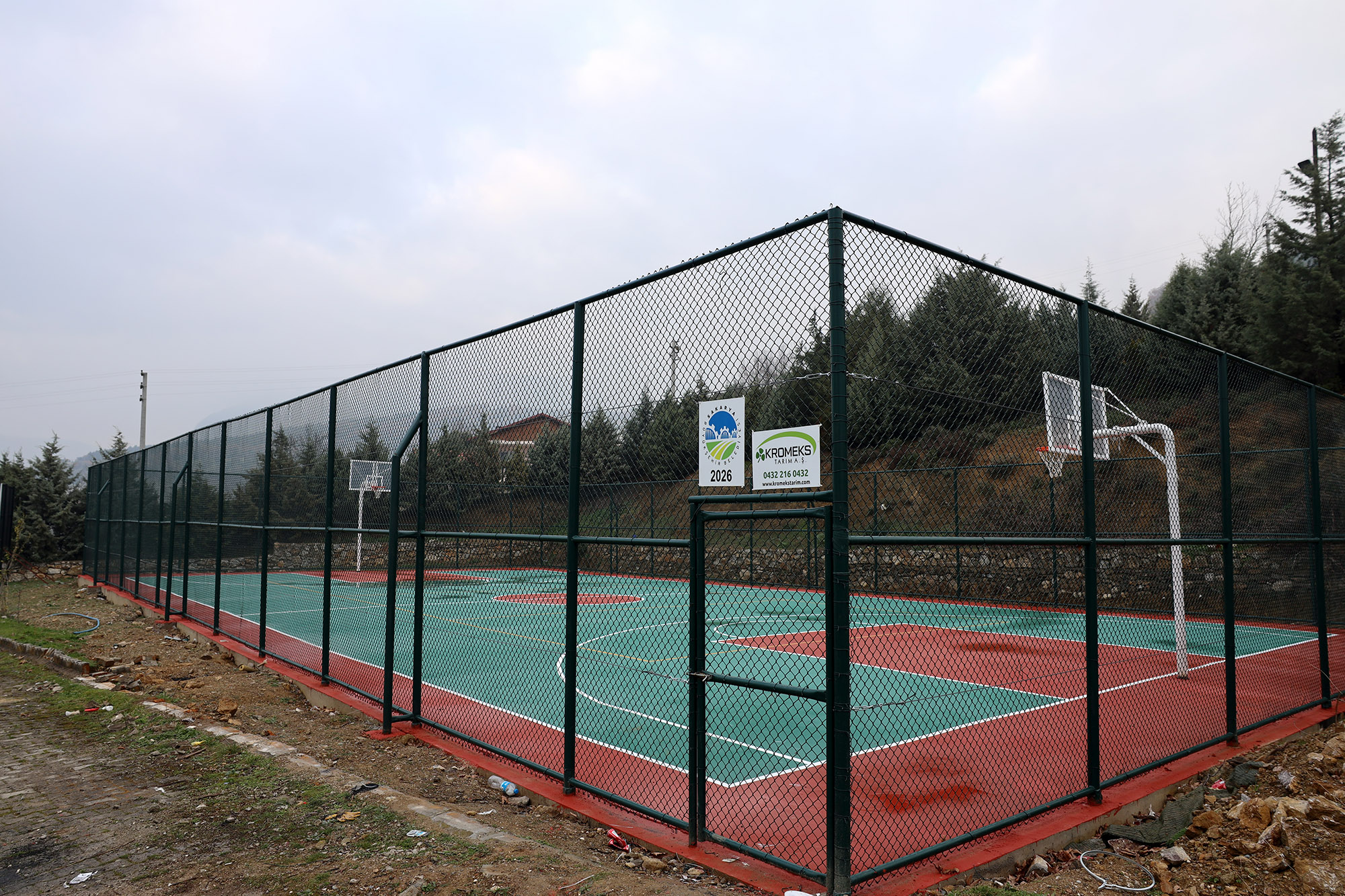 Geyve Bayat ve Eşme’de spor sahaları hizmete gün sayıyor