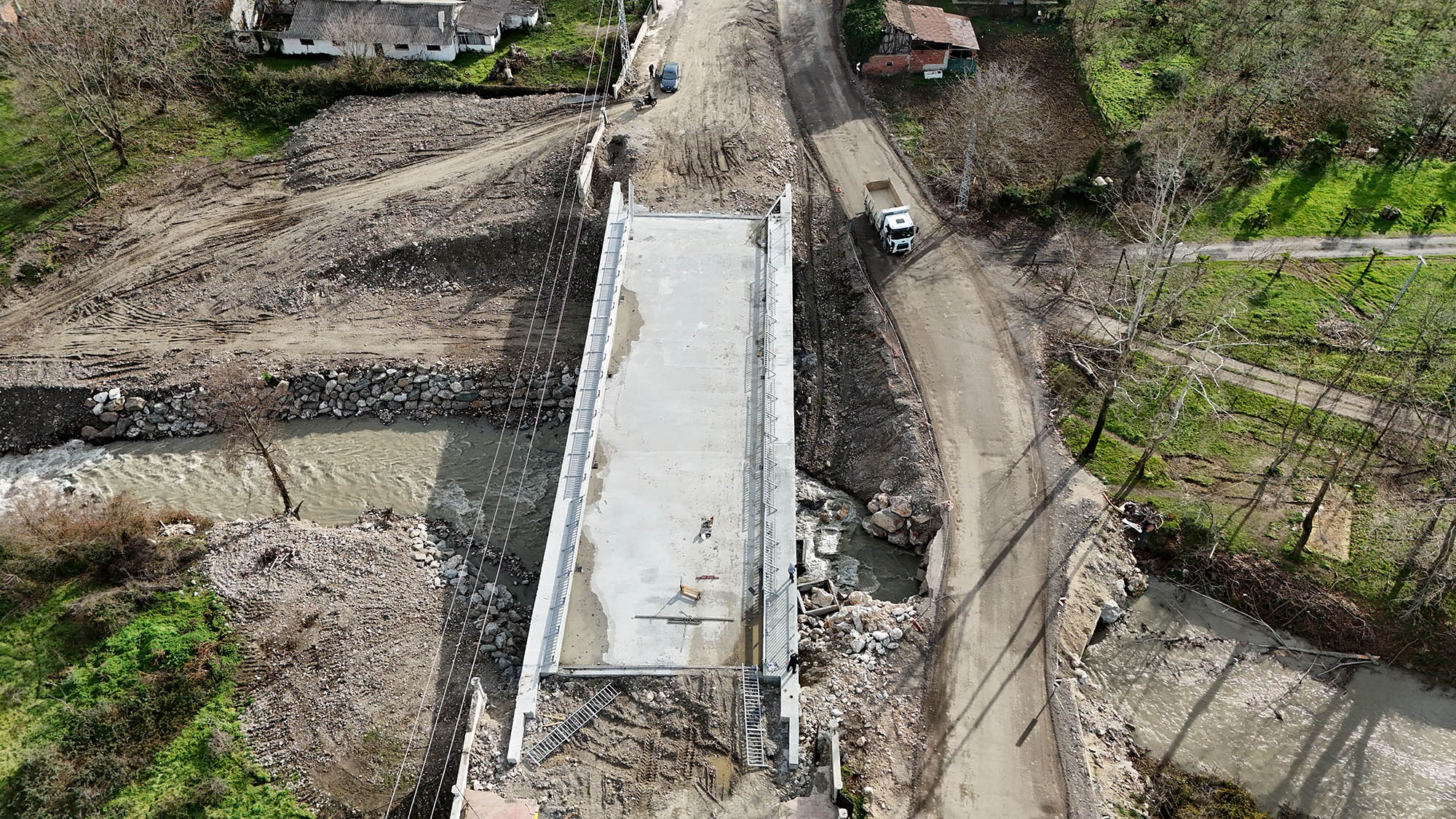 Karapürçek’i şehre bağlayan köprüde sona doğru