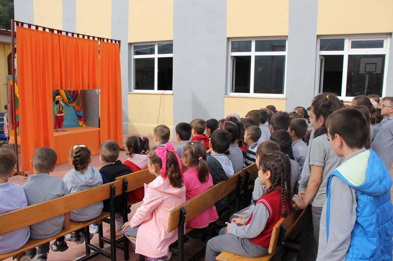 Büyükşehir şehrin her köşesinde çocuklara ‘Bir Hikâye Bin Neşe’ götürüyor