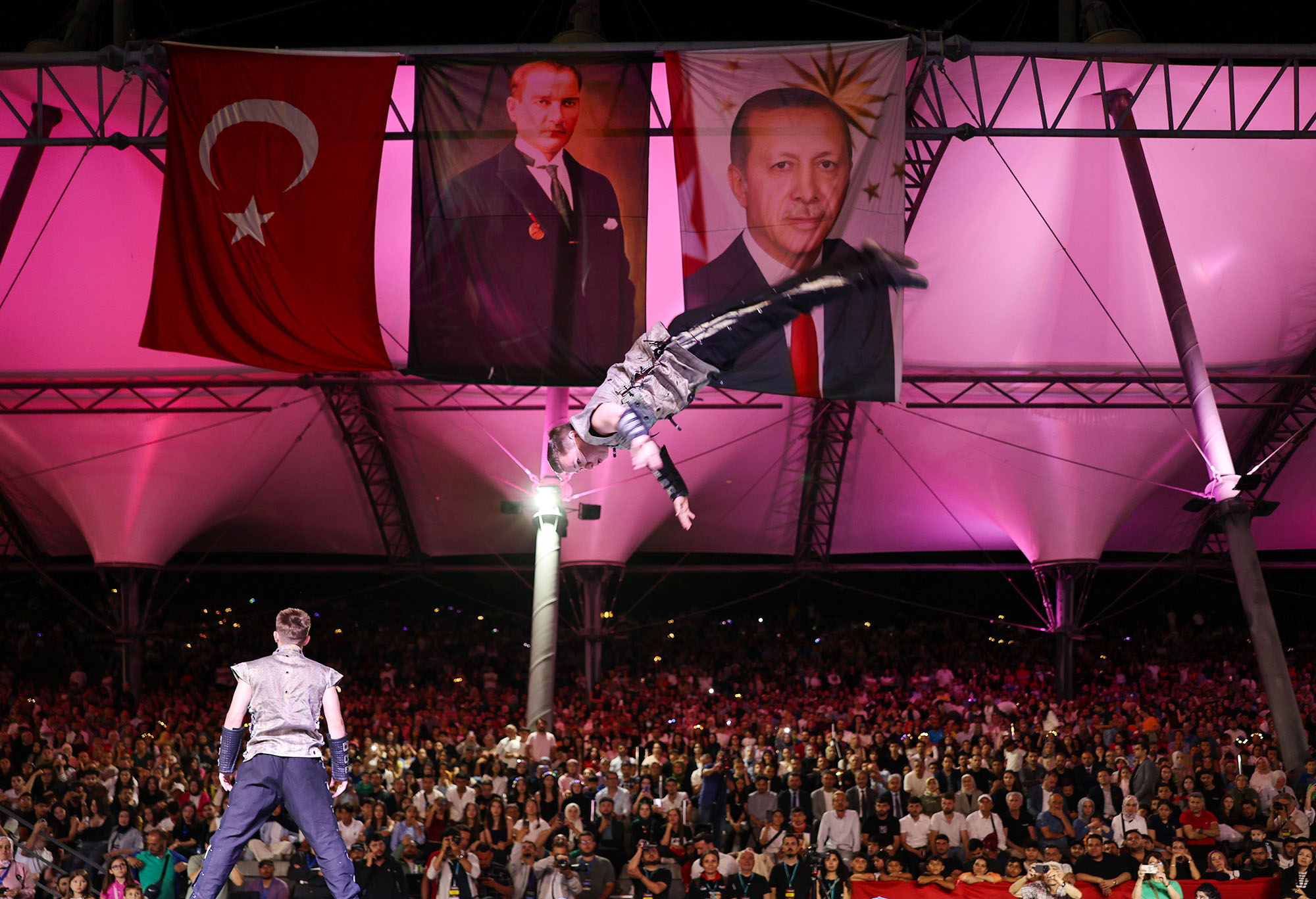Vadideki dünya sahnesi İlyas Yalçıntaş konseri ve sahne şovlarıyla şölene dönüştü