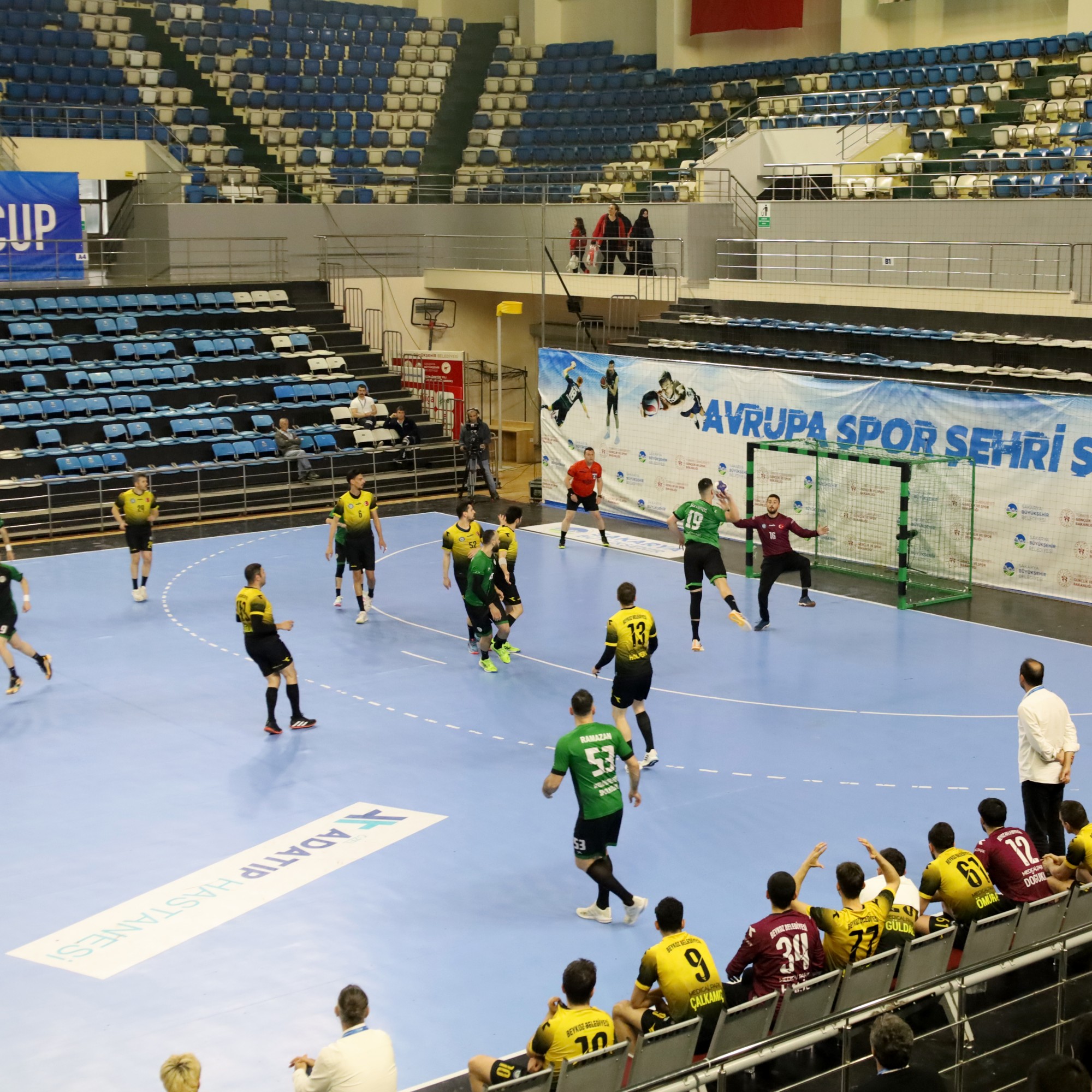 Büyükşehir hentbol adını finale yazdırdı