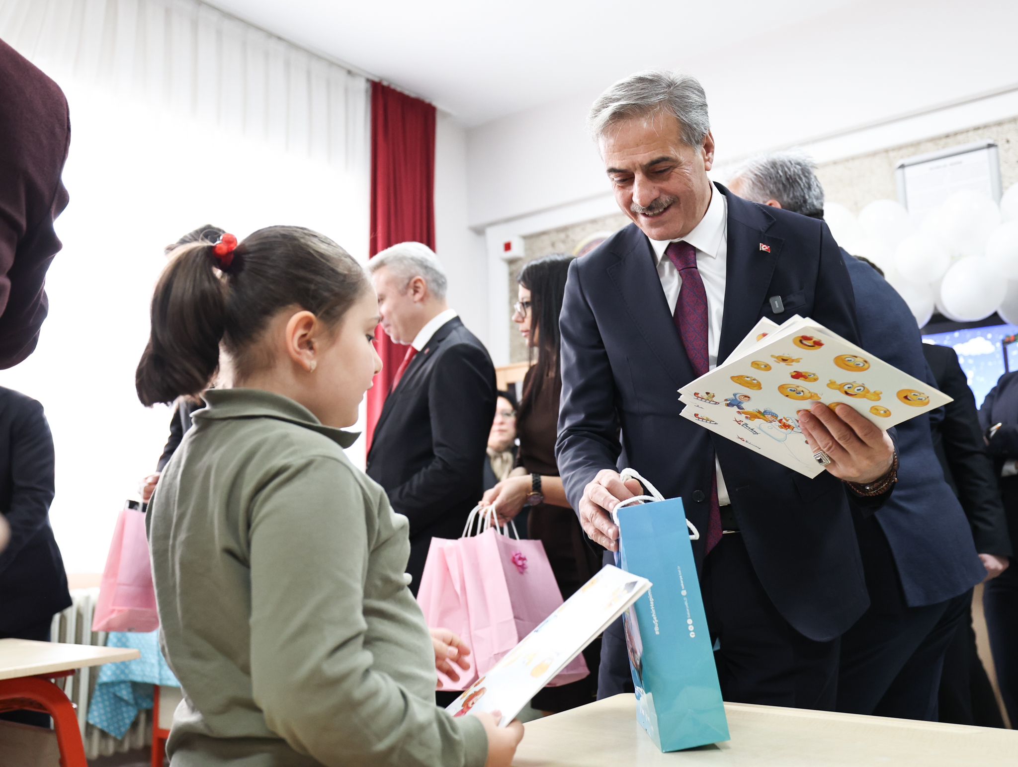 Yusuf Alemdar çocukların karne sevincini paylaştı: “Geleceğe doğru attığınız her adımda yanınızda biz olacağız”