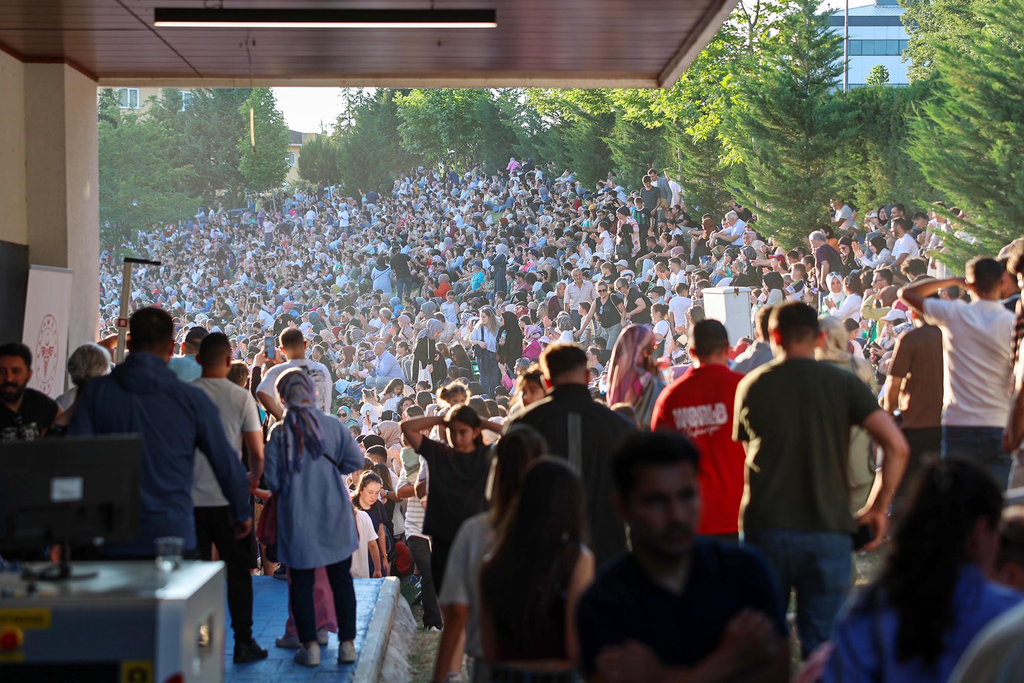 Vadideki dünya sahnesi İlyas Yalçıntaş konseri ve sahne şovlarıyla şölene dönüştü